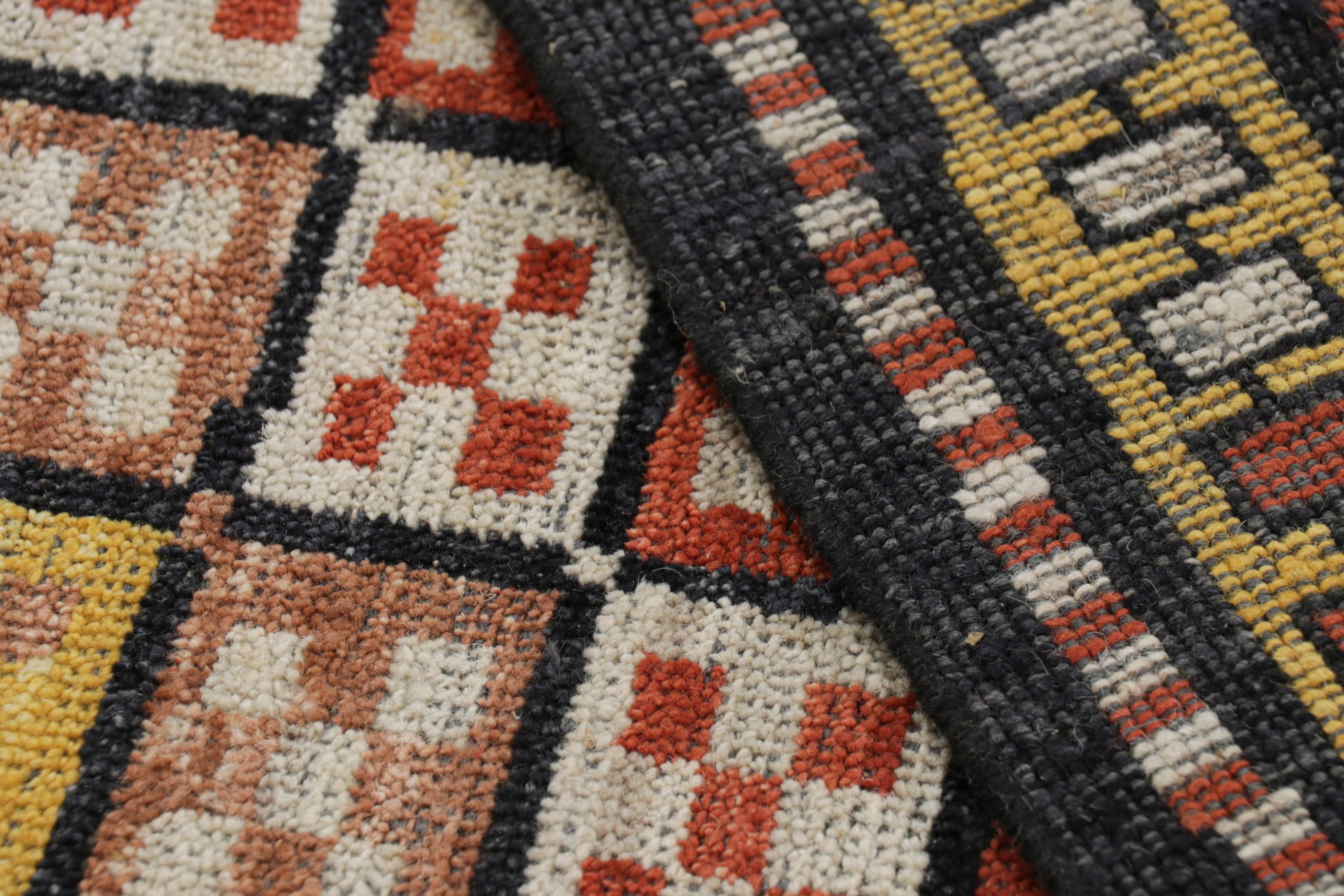 Rug & Kilim's Modern Kurdish Style Rug in Gold mit bunten geometrischen Mustern im Angebot 1