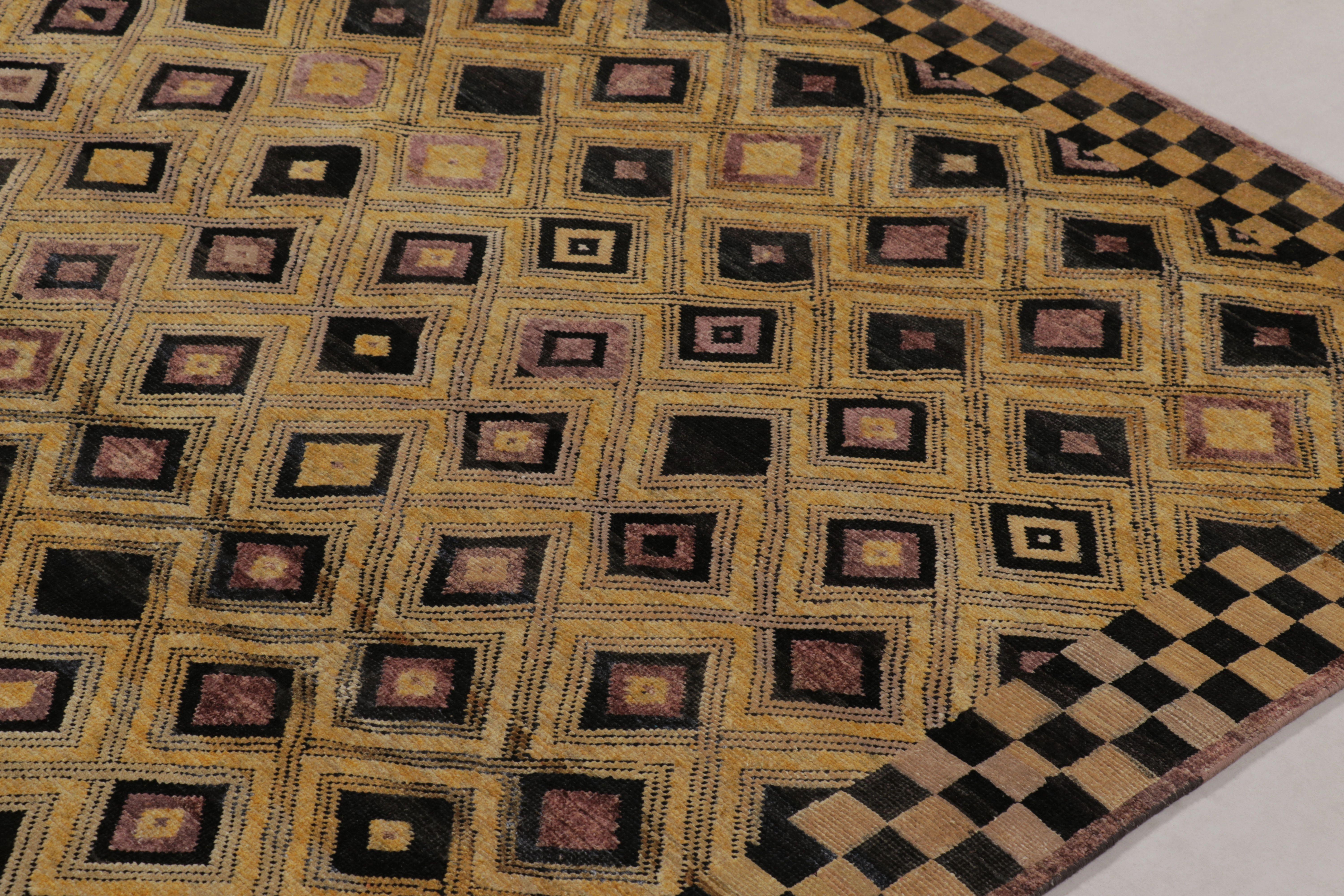 Questo tappeto 8 x 9 di ispirazione marocchina della Collection'S di Rug & Kilim presenta un ipnotico motivo all-over di diamanti geometrici intrecciati. Il campo, dominato dai toni dell'oro senape e del cammello, è nettamente contrastato da