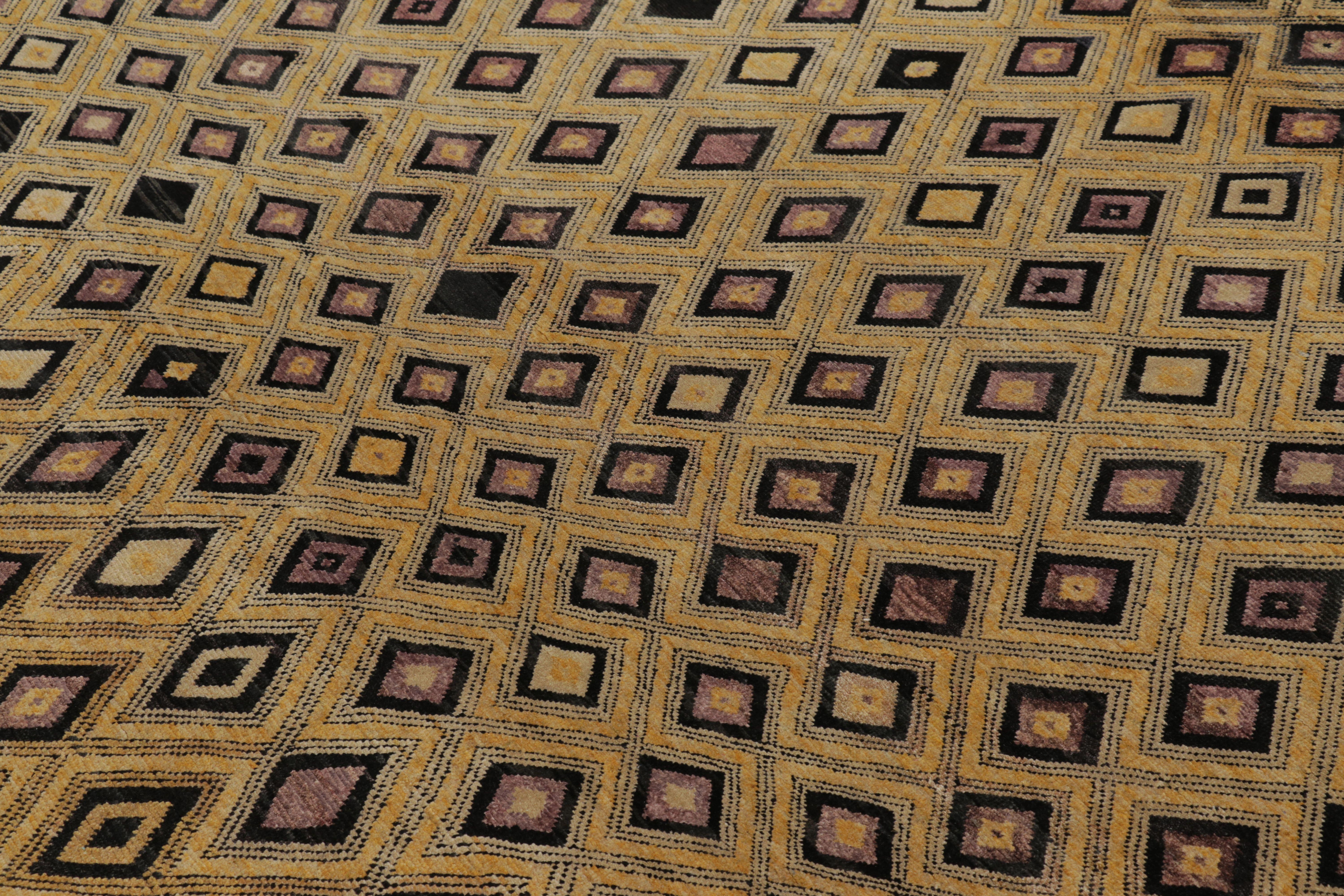 Tribale Rug & Kilim è un tappeto moderno di ispirazione marocchina con motivi geometrici a diamante oro-nero. in vendita
