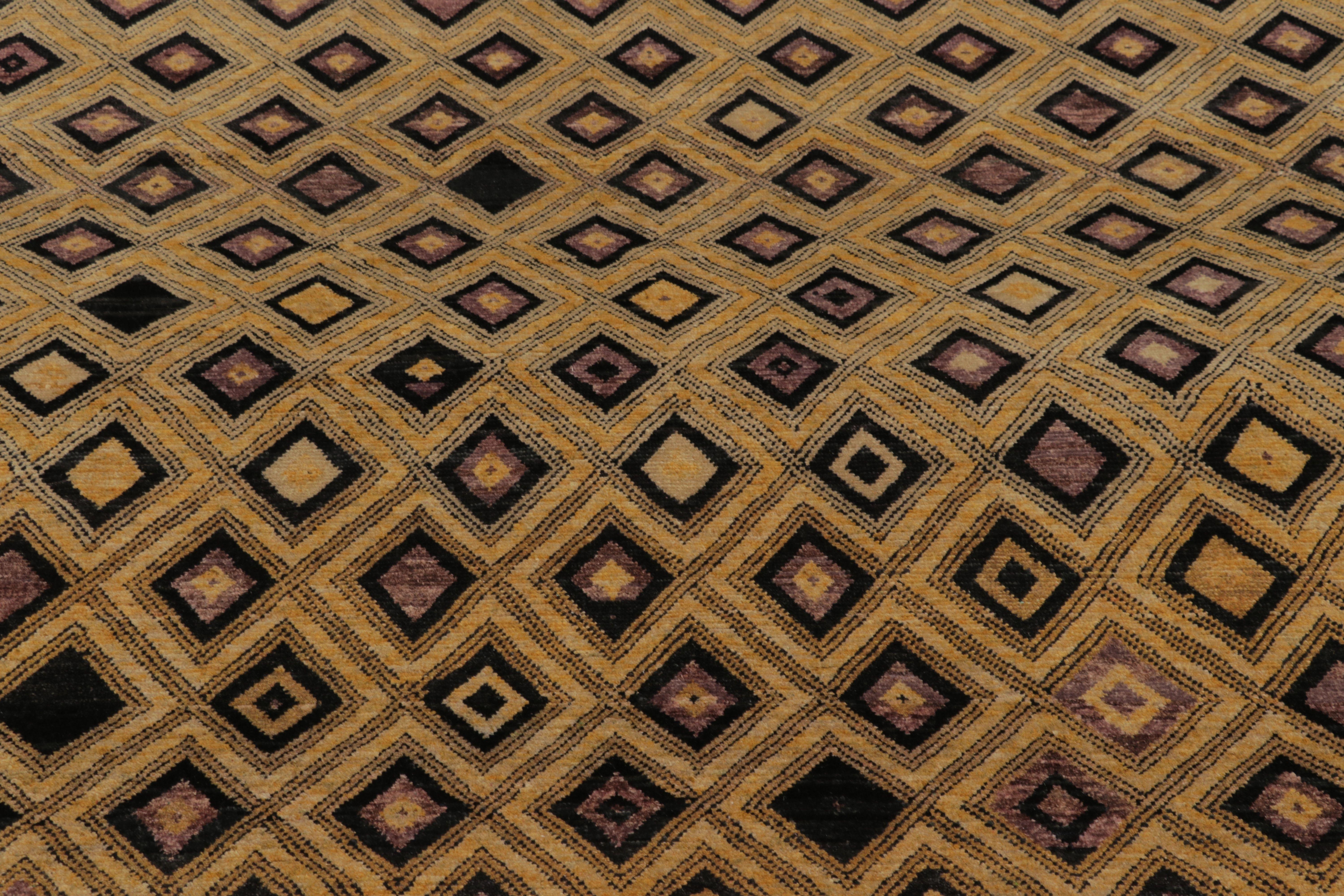 Indiano Rug & Kilim è un tappeto moderno di ispirazione marocchina con motivi geometrici a diamante oro-nero. in vendita