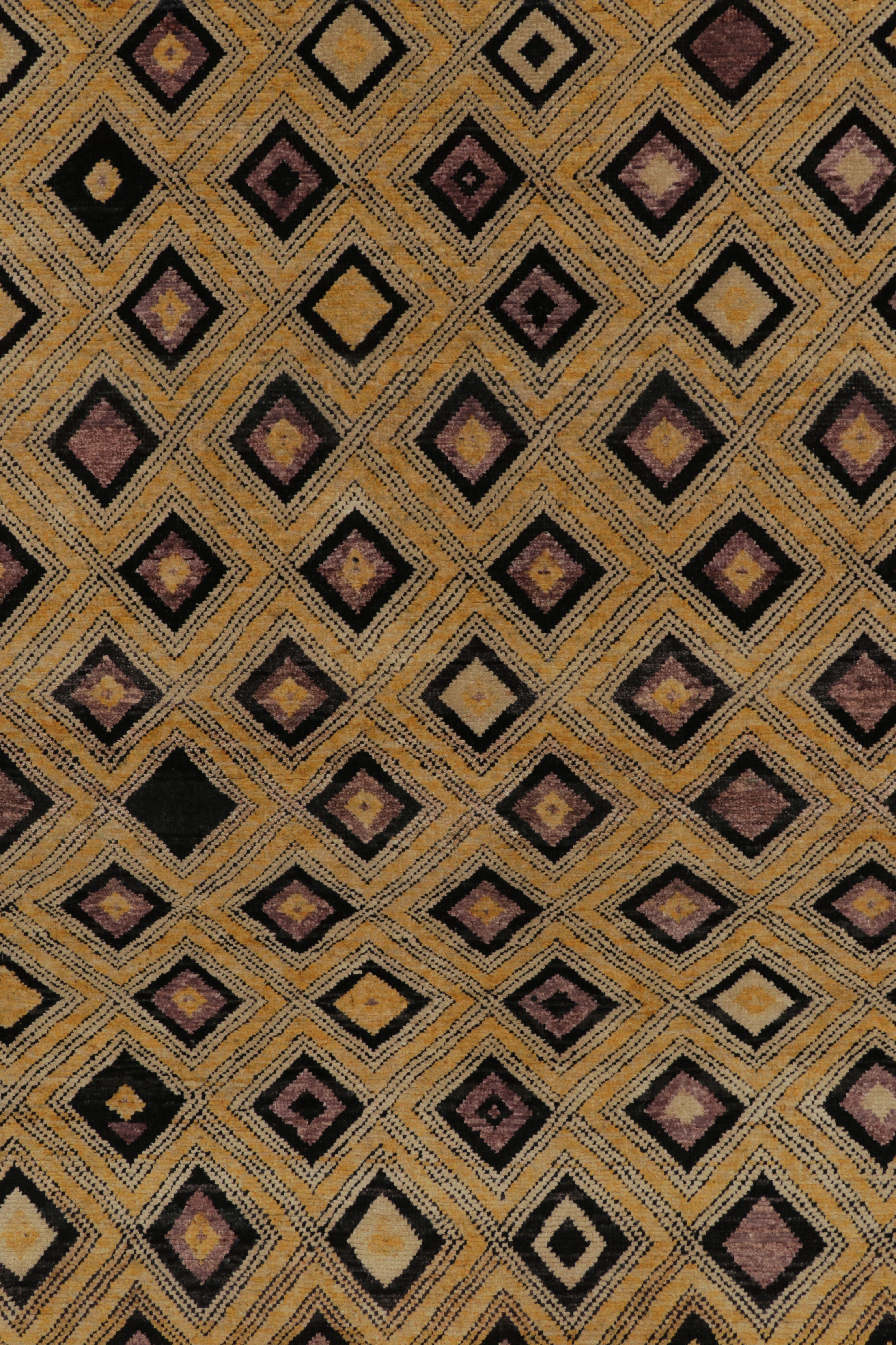 Annodato a mano Rug & Kilim è un tappeto moderno di ispirazione marocchina con motivi geometrici a diamante oro-nero. in vendita