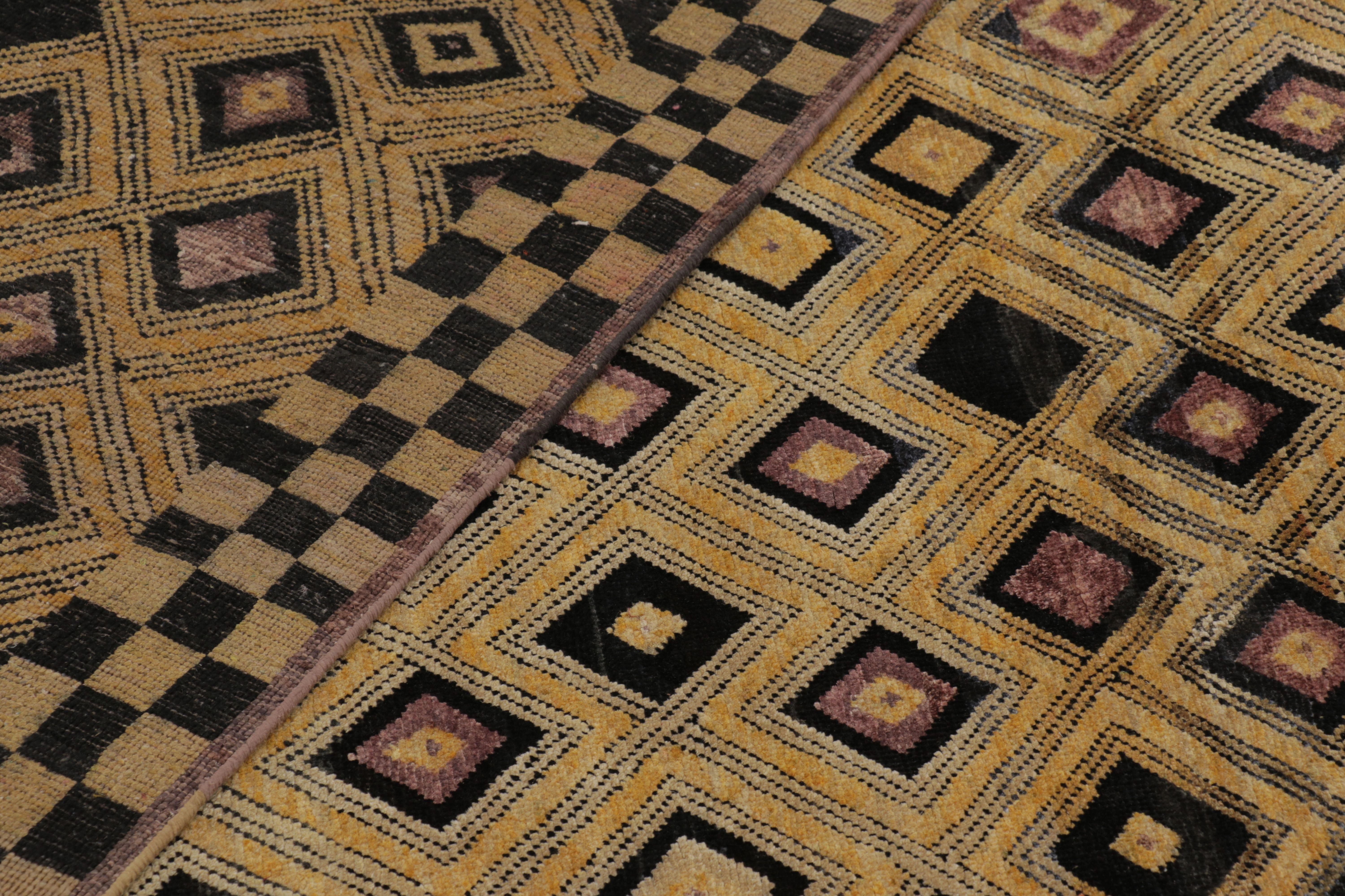 XXI secolo e contemporaneo Rug & Kilim è un tappeto moderno di ispirazione marocchina con motivi geometrici a diamante oro-nero. in vendita