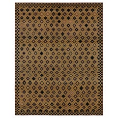 Rug & Kilim è un tappeto moderno di ispirazione marocchina con motivi geometrici a diamante oro-nero.