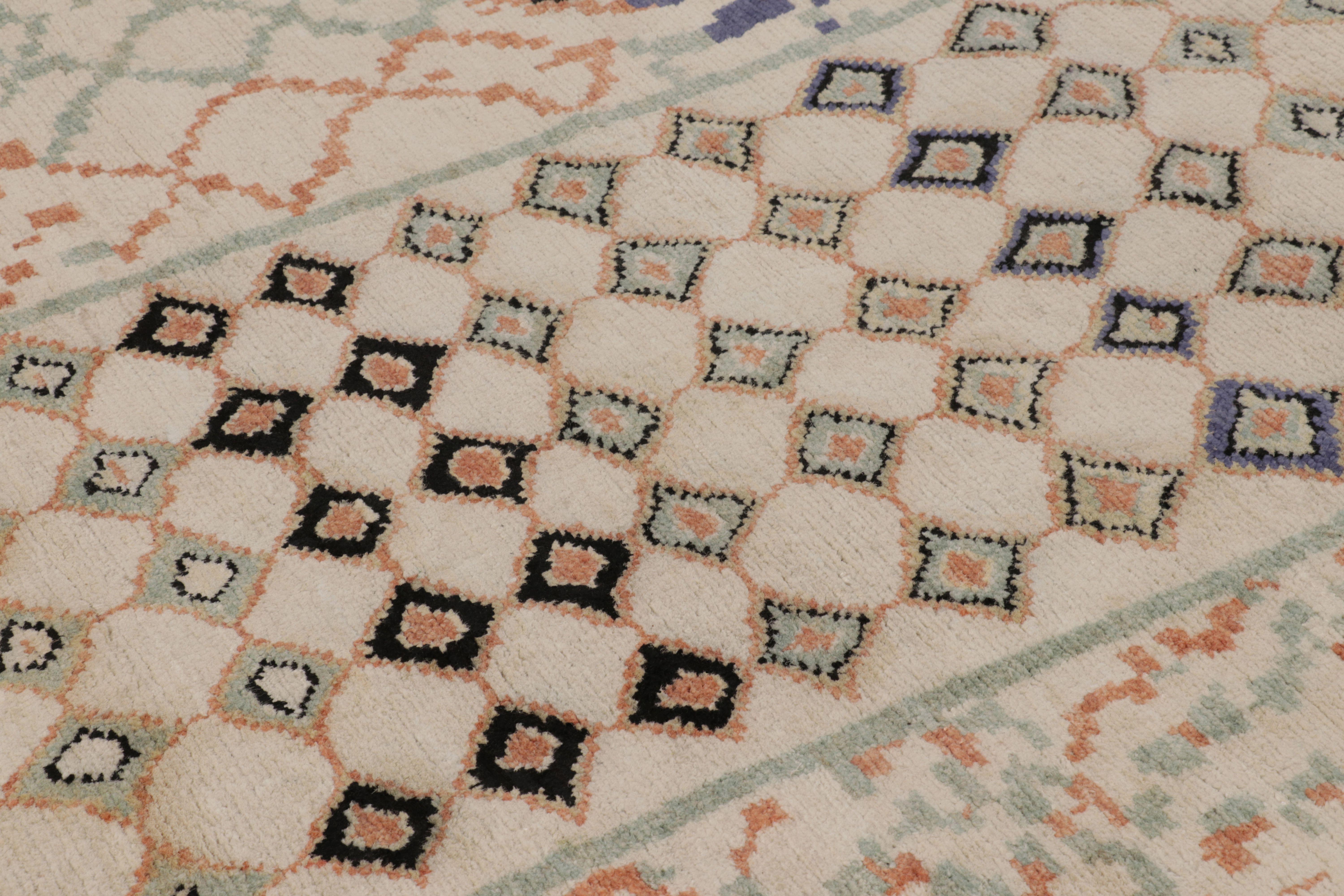 Questo magnifico tappeto geometrico astratto 8x10 della Rug & Kilim's Modern Collection è un'opera d'arte decostruita, annodata a mano in lana e seta pregiata. È caratterizzato da un leggero patchwork verticale: un reticolo centrale di diamanti è