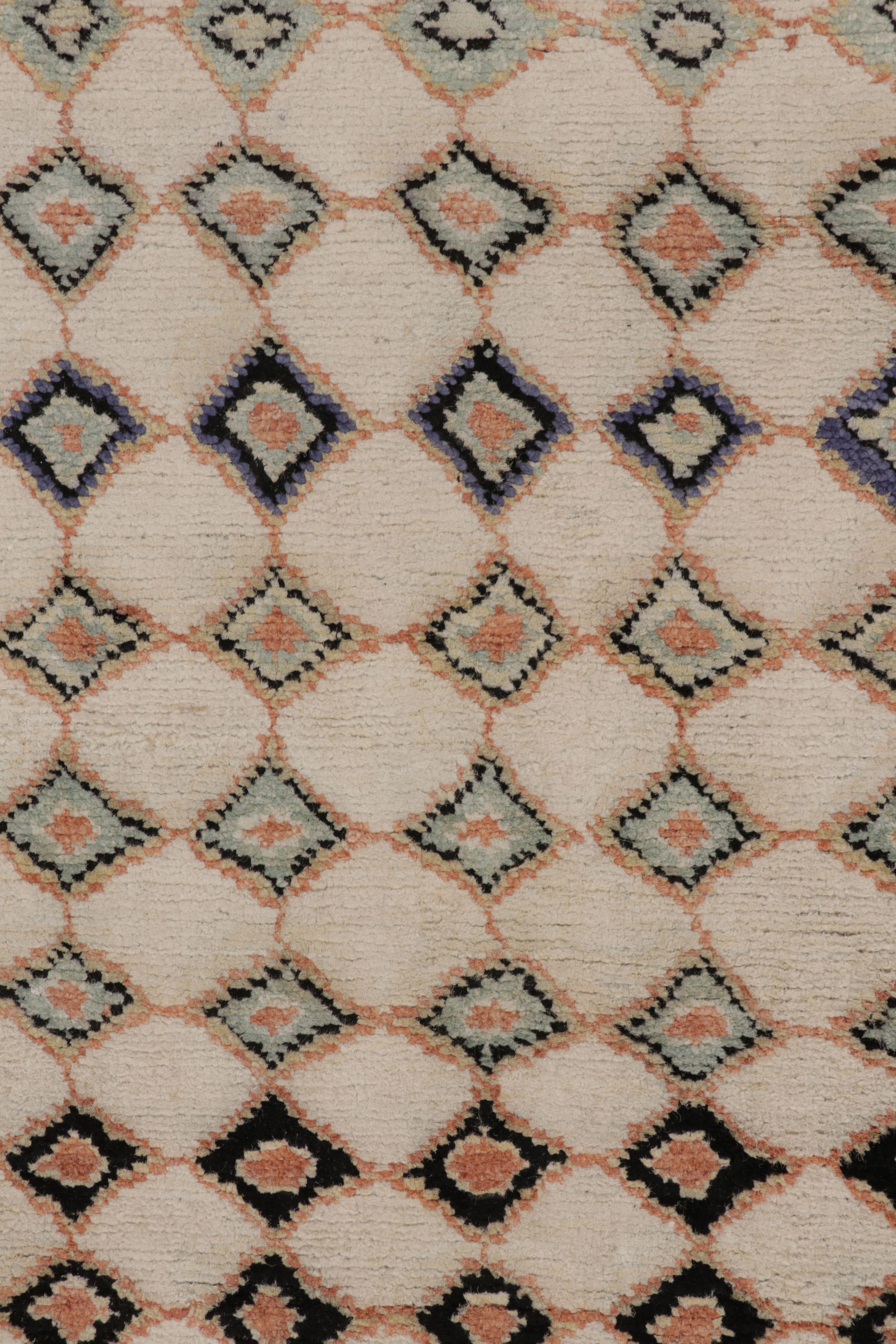 Moderno Rug & Kilim è un tappeto moderno di ispirazione marocchina con motivi astratti color ruggine e menta. in vendita