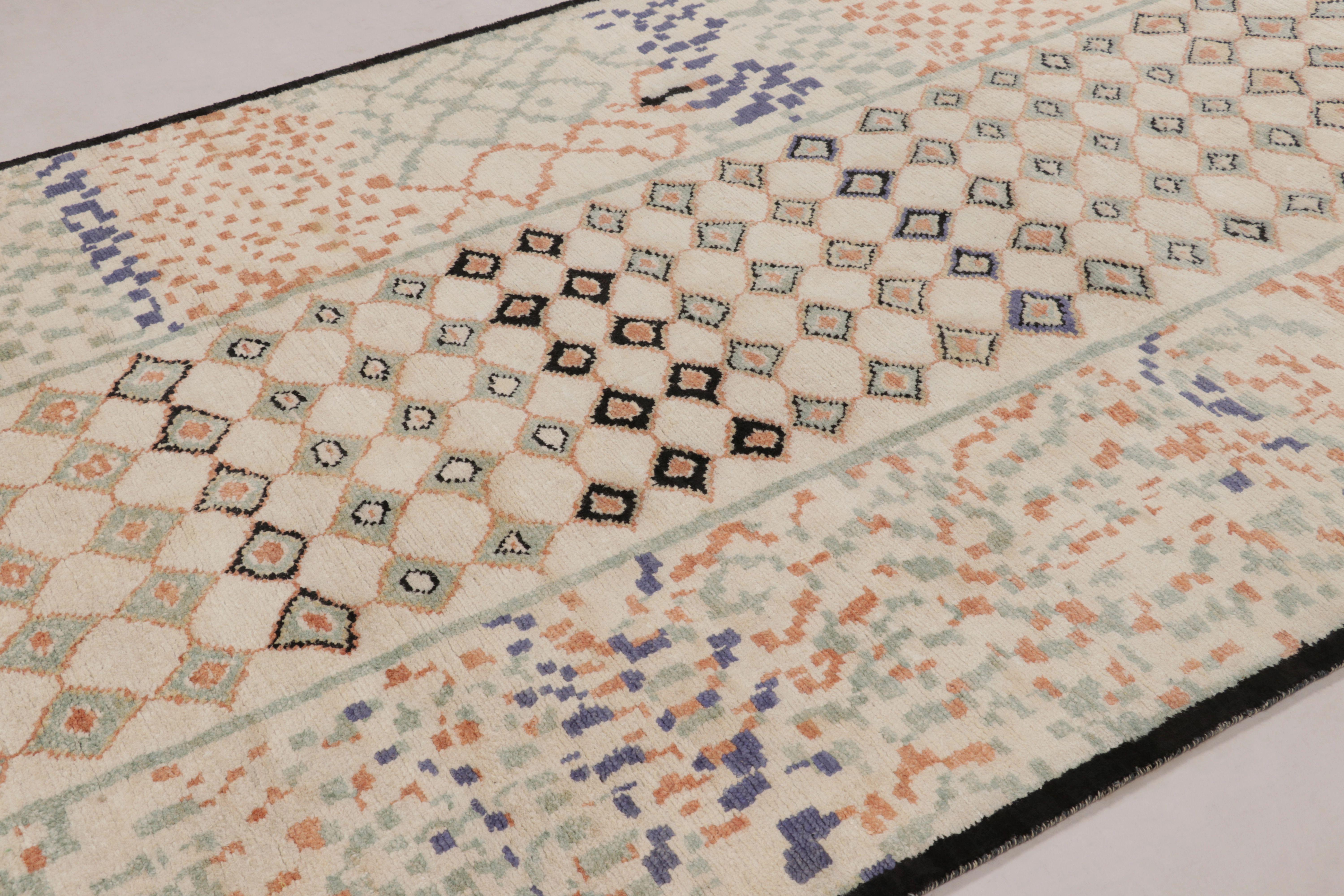 Indiano Rug & Kilim è un tappeto moderno di ispirazione marocchina con motivi astratti color ruggine e menta. in vendita