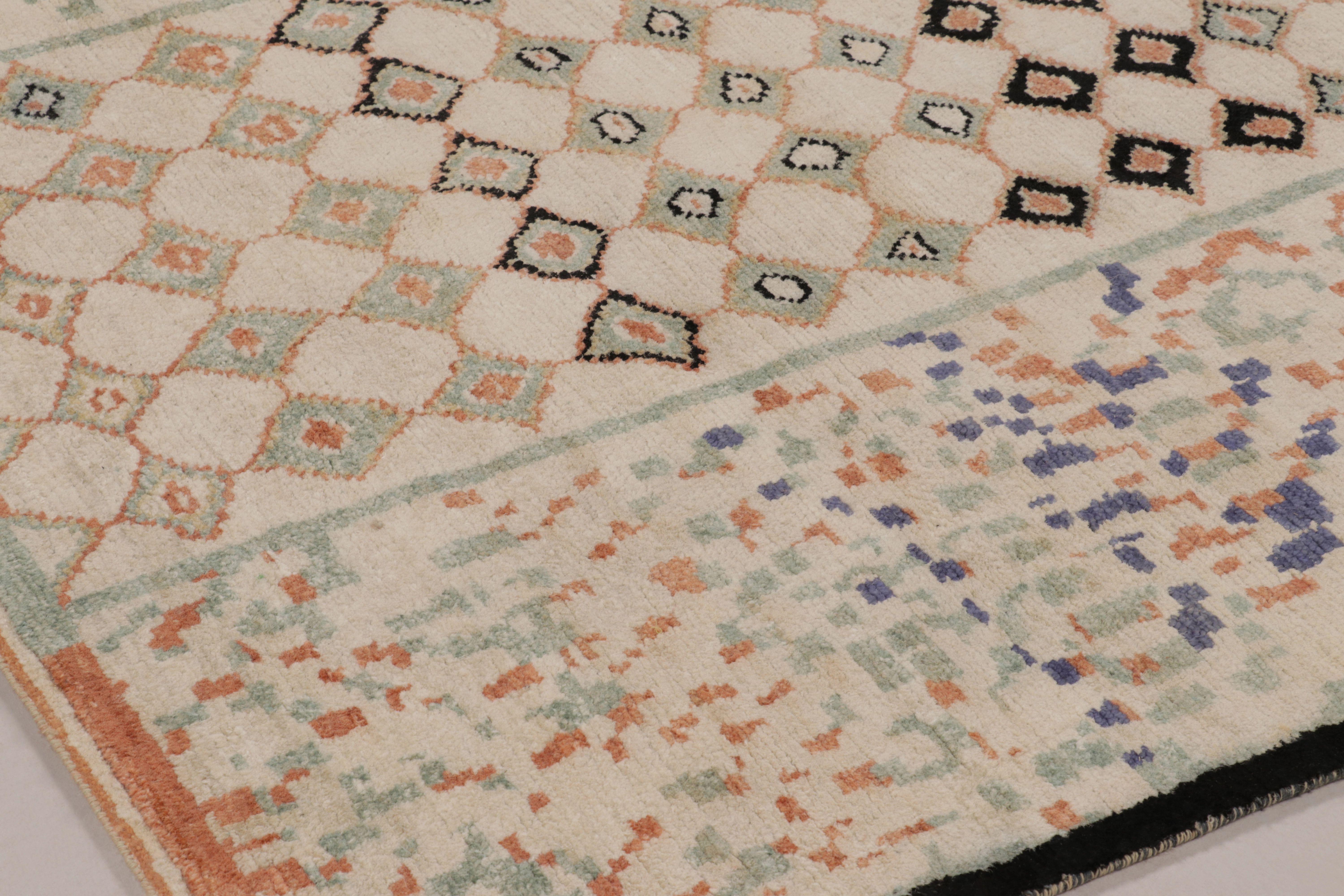 Annodato a mano Rug & Kilim è un tappeto moderno di ispirazione marocchina con motivi astratti color ruggine e menta. in vendita