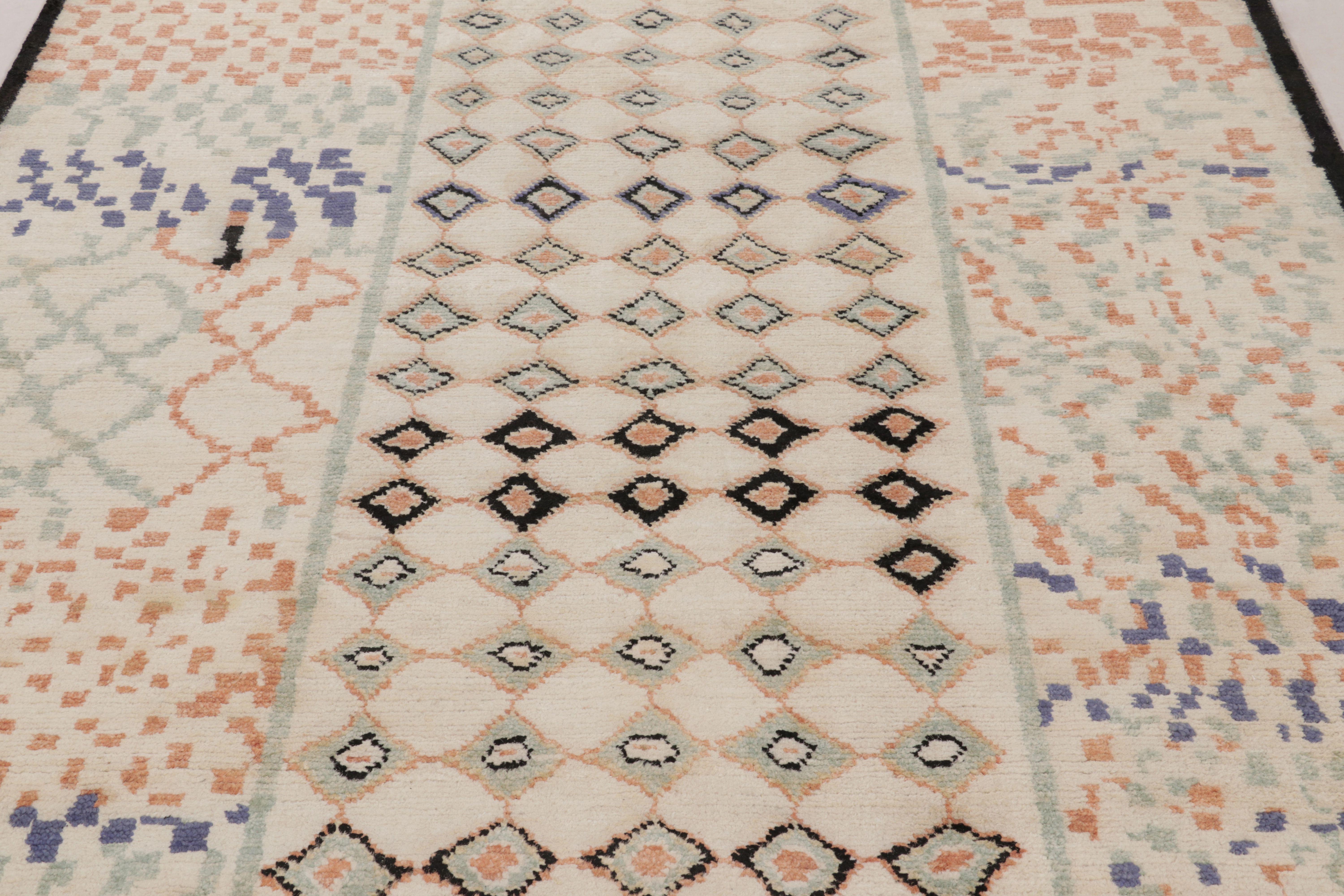 Rug & Kilim è un tappeto moderno di ispirazione marocchina con motivi astratti color ruggine e menta. In condizioni Nuovo in vendita a Long Island City, NY