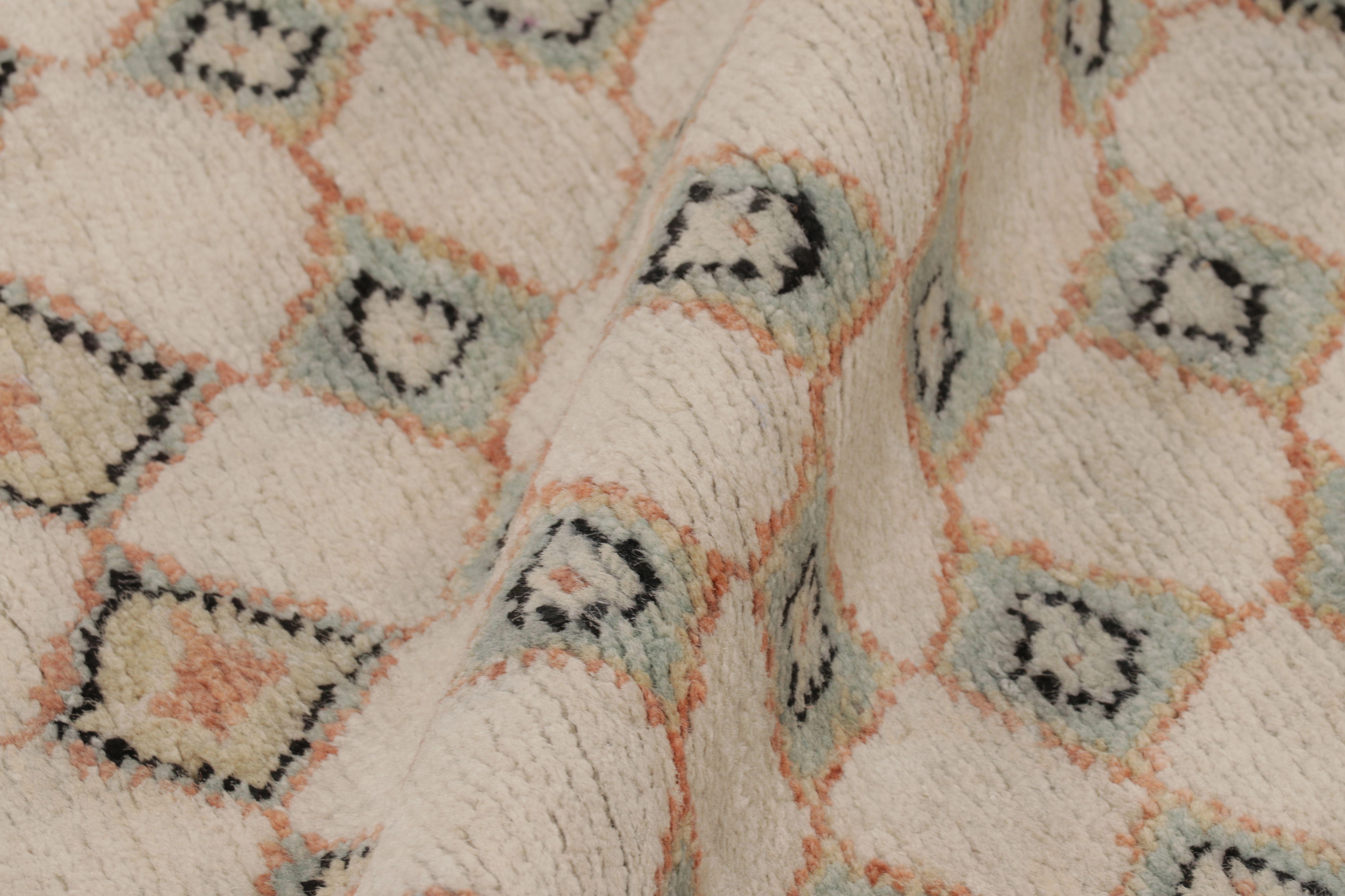 XXI secolo e contemporaneo Rug & Kilim è un tappeto moderno di ispirazione marocchina con motivi astratti color ruggine e menta. in vendita