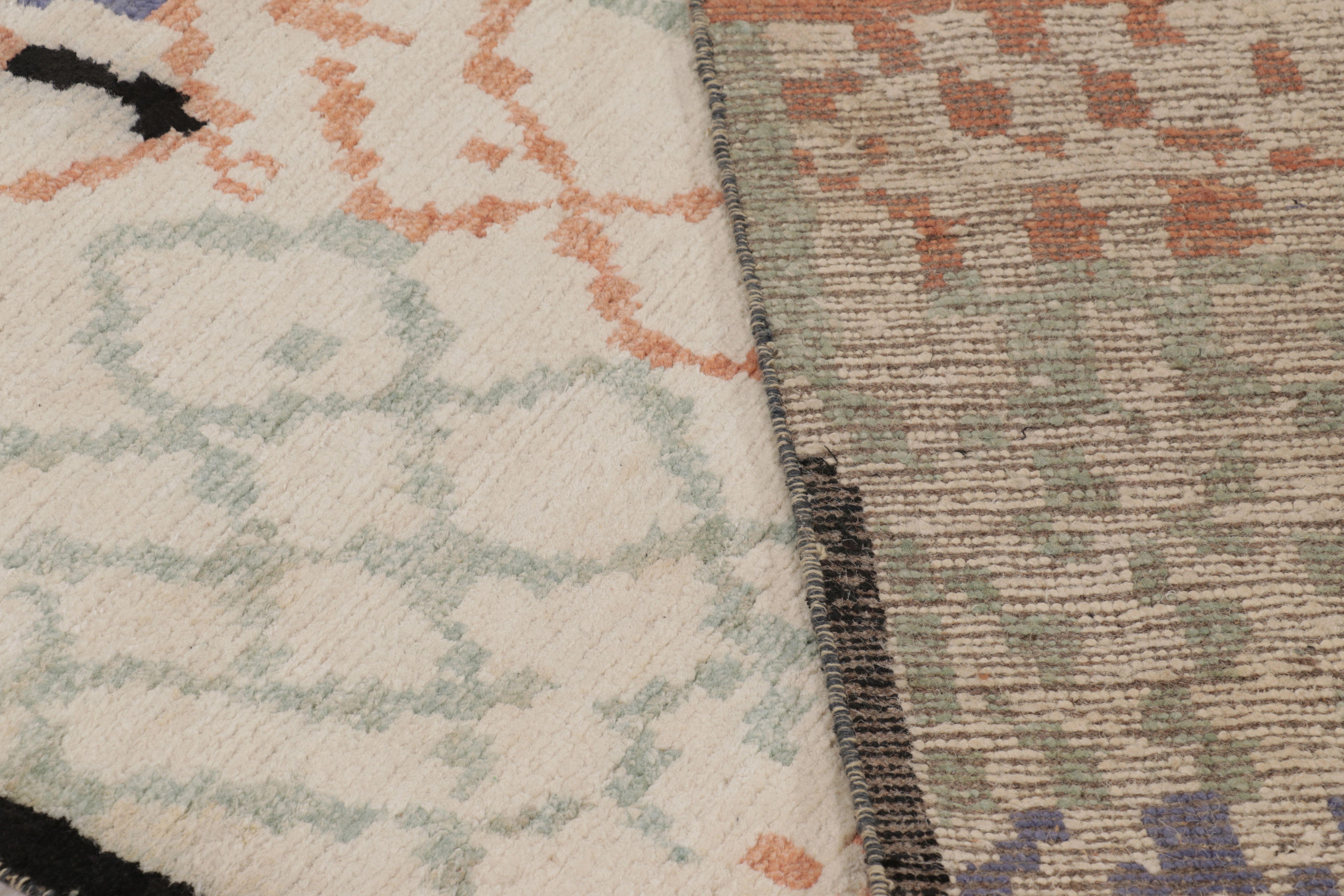 Lana Rug & Kilim è un tappeto moderno di ispirazione marocchina con motivi astratti color ruggine e menta. in vendita