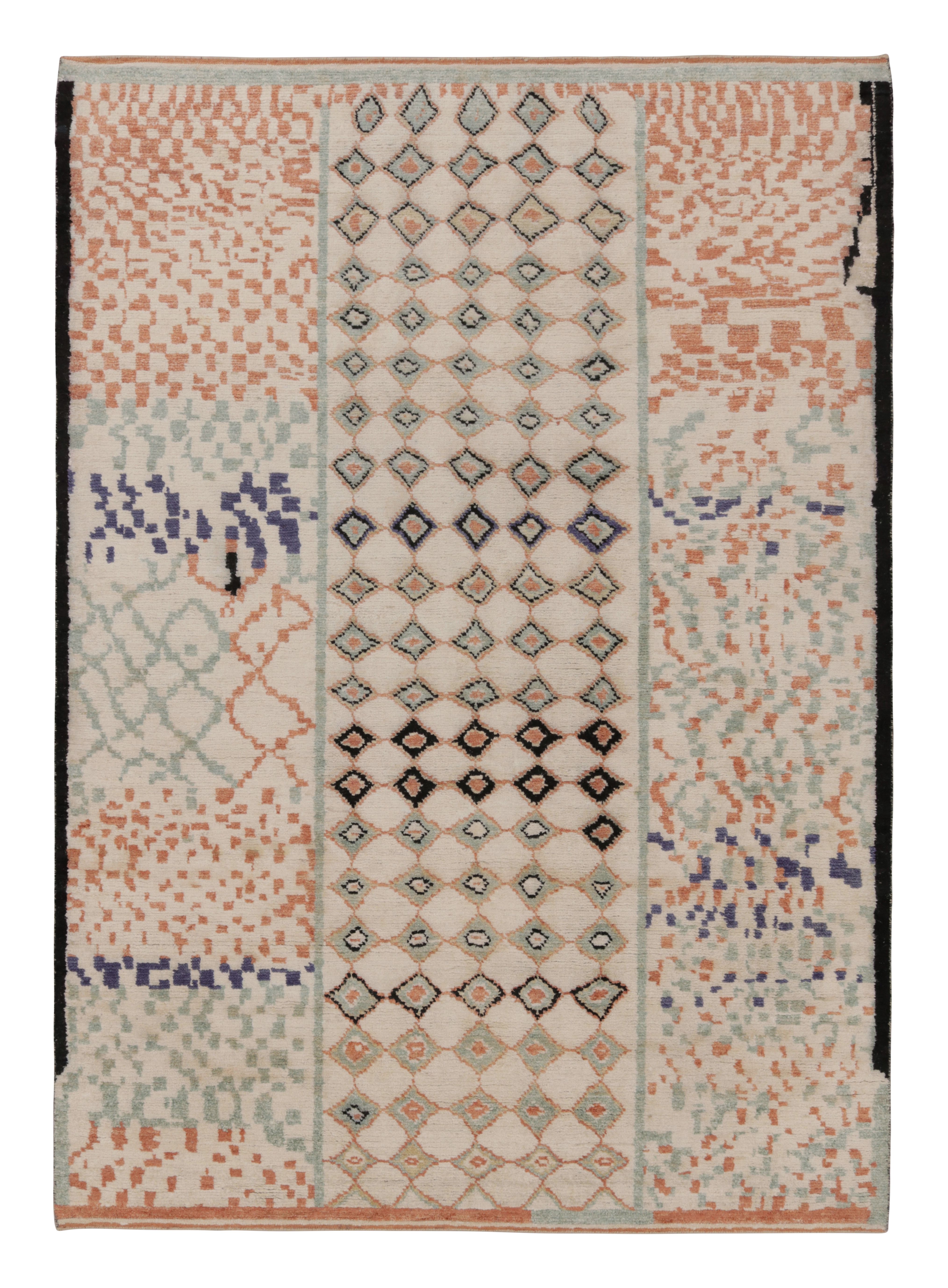Rug
Kilim è un tappeto moderno di ispirazione marocchina con motivi astratti color ruggine e menta.