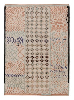 Moderner marokkanisch inspirierter Teppich von Rug & Kilim mit abstrakten Mustern in Rost und Mint