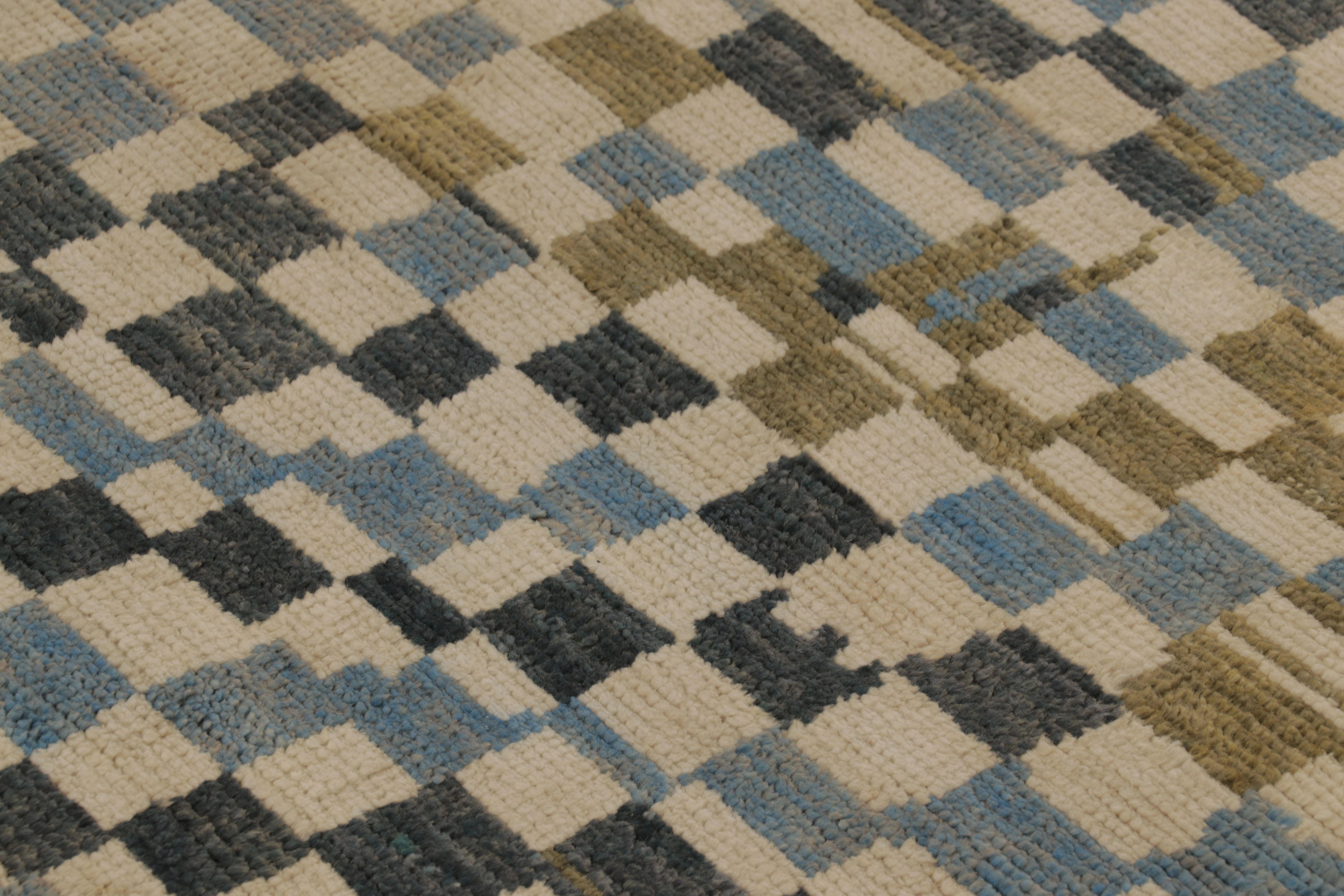 Questo tappeto runner astratto 3x10 della Rug & Kilim's Modern Collection è un tappeto di ispirazione marocchina, annodato a mano in una miscela di lana e seta. Presenta una fitta griglia ripetuta di blocchi rettangolari in una sofisticata palette