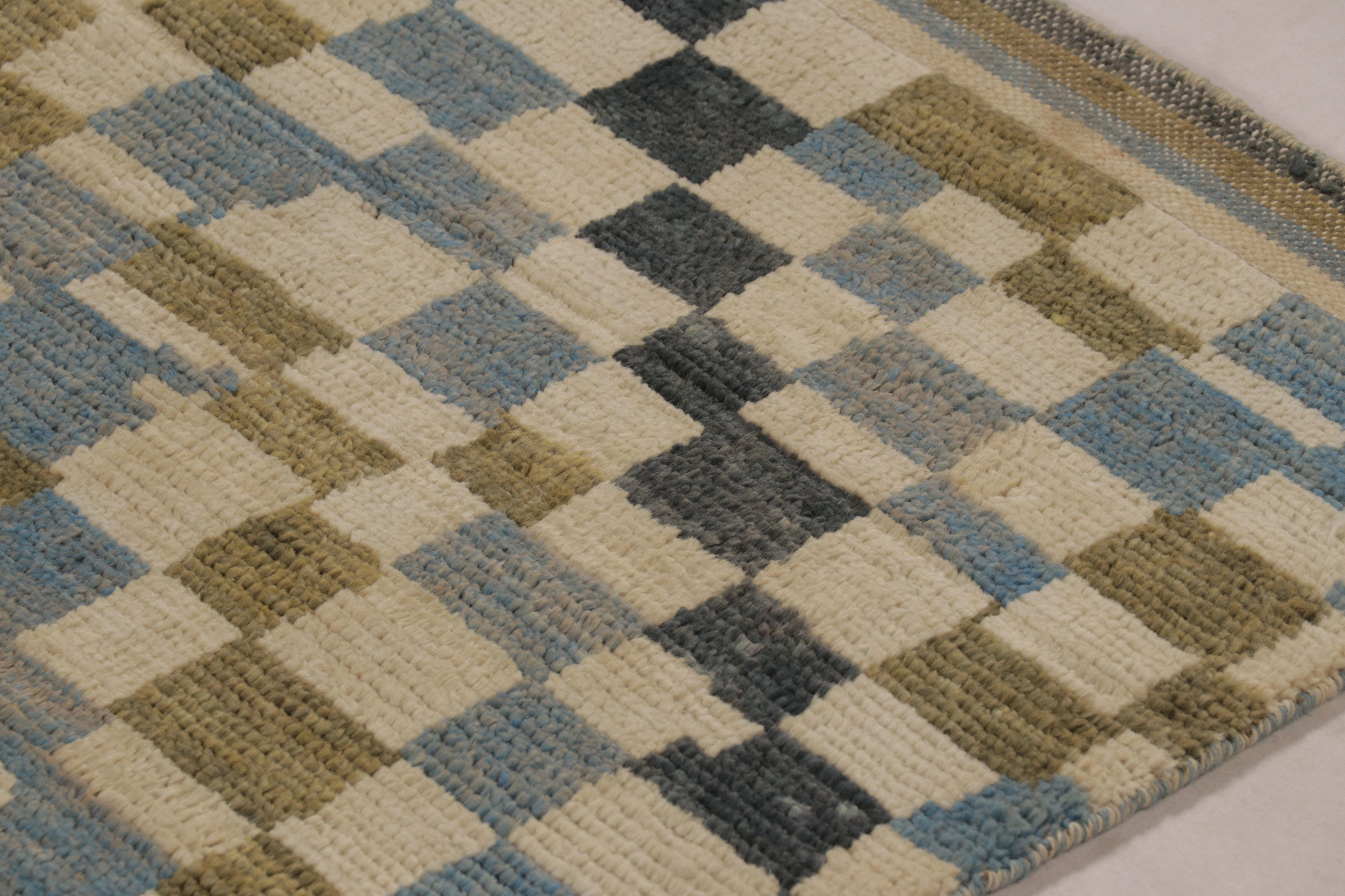 Este tapete abstracto de 3x10 de la Colección Moderna de Rug & Kilim es una alfombra de inspiración marroquí, anudada a mano en una mezcla de lana y seda. Presenta una cuadrícula densa y repetitiva de bloques rectangulares en una sofisticada paleta