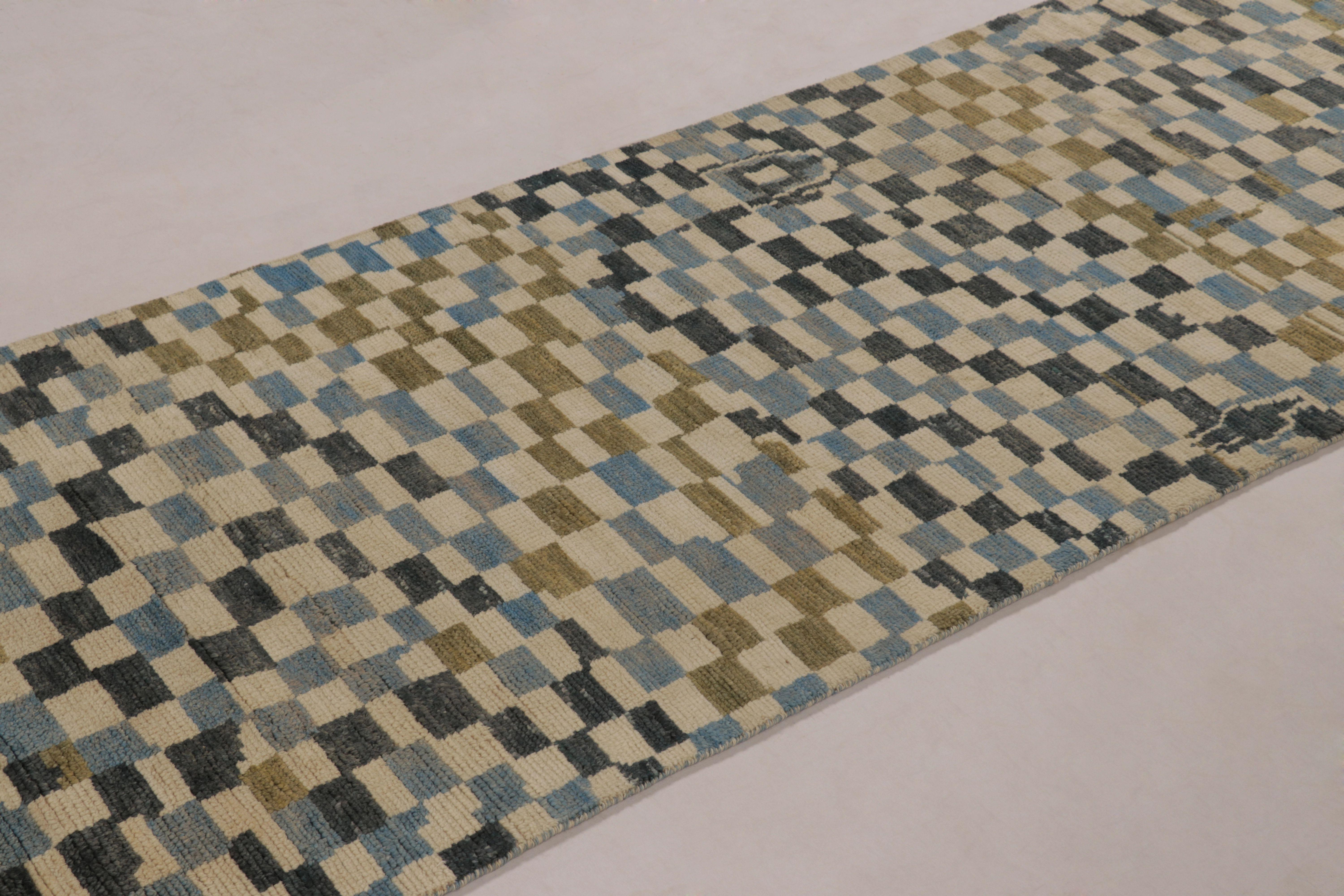 Alfombra de calle moderna de inspiración marroquí Rug & Kilim en mosaico abstracto azul y gris Lana en venta