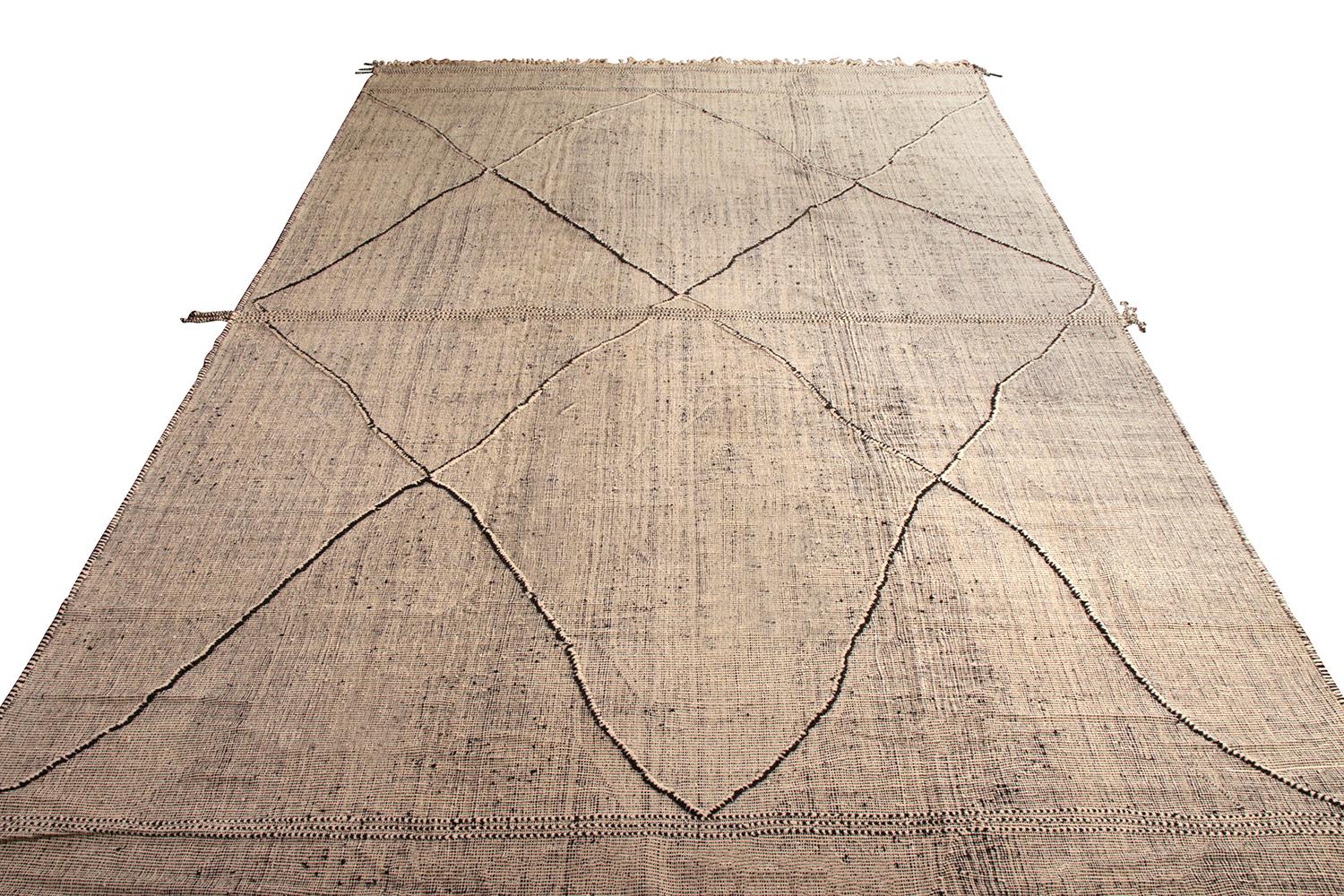 Tissé à la main en laine et d'une taille impressionnante de 13 x 20, ce tapis Kilim marocain fait partie des rares pièces modernes de grande taille de Rug & Kilim. Le mélange réfléchi de positif et de négatif en blanc et en noir donne une teinte