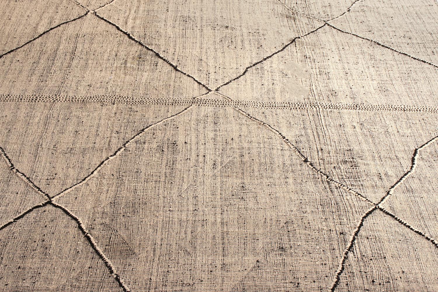 Rug & Kilim's Modern Moroccan Style Kilim in White and Black Trellis Pattern (Skandinavische Moderne) im Angebot