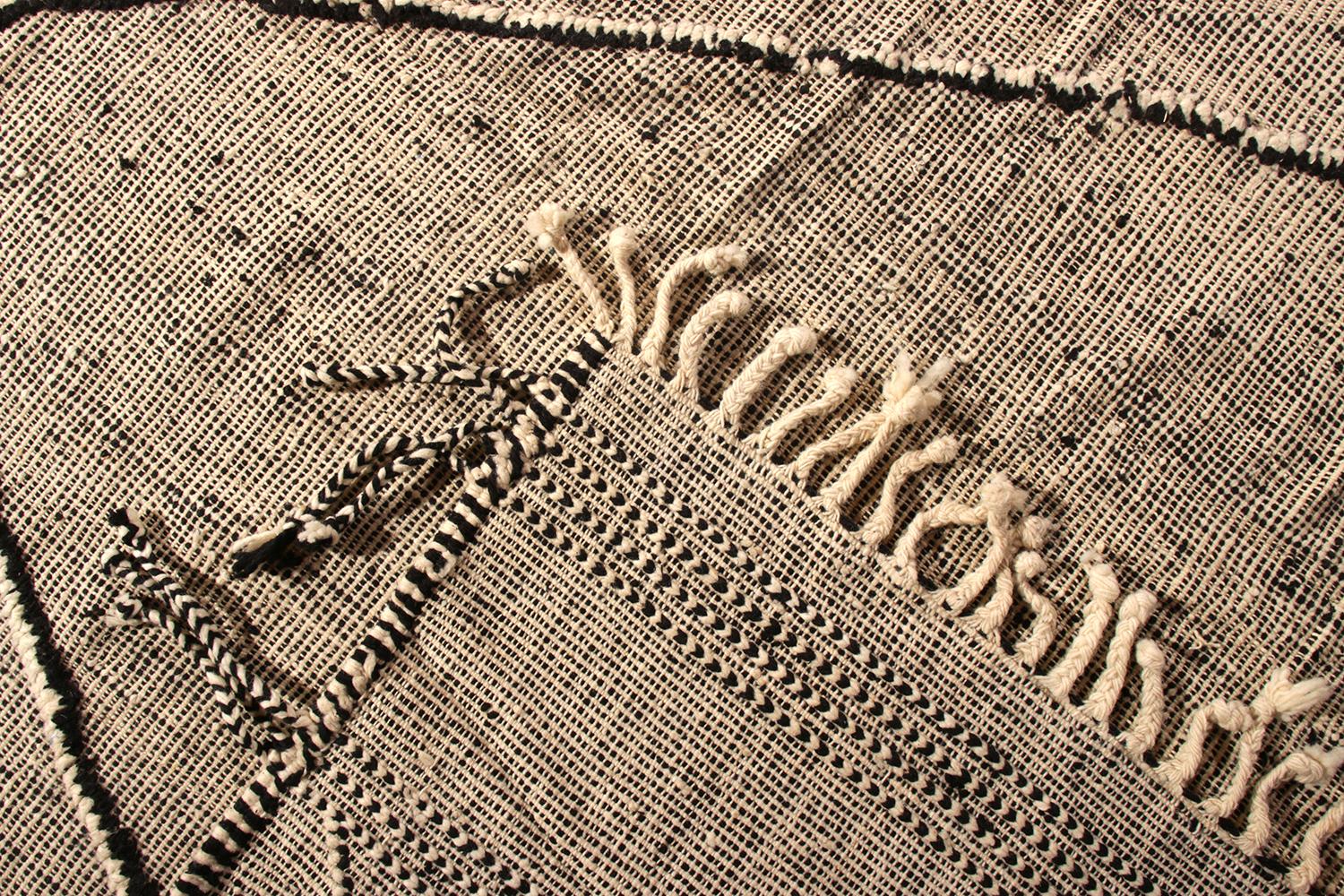 Marocain Tapis et tapis Kilim moderne marocain Kilims de style Kilim à motif de treillis blanc et noir en vente