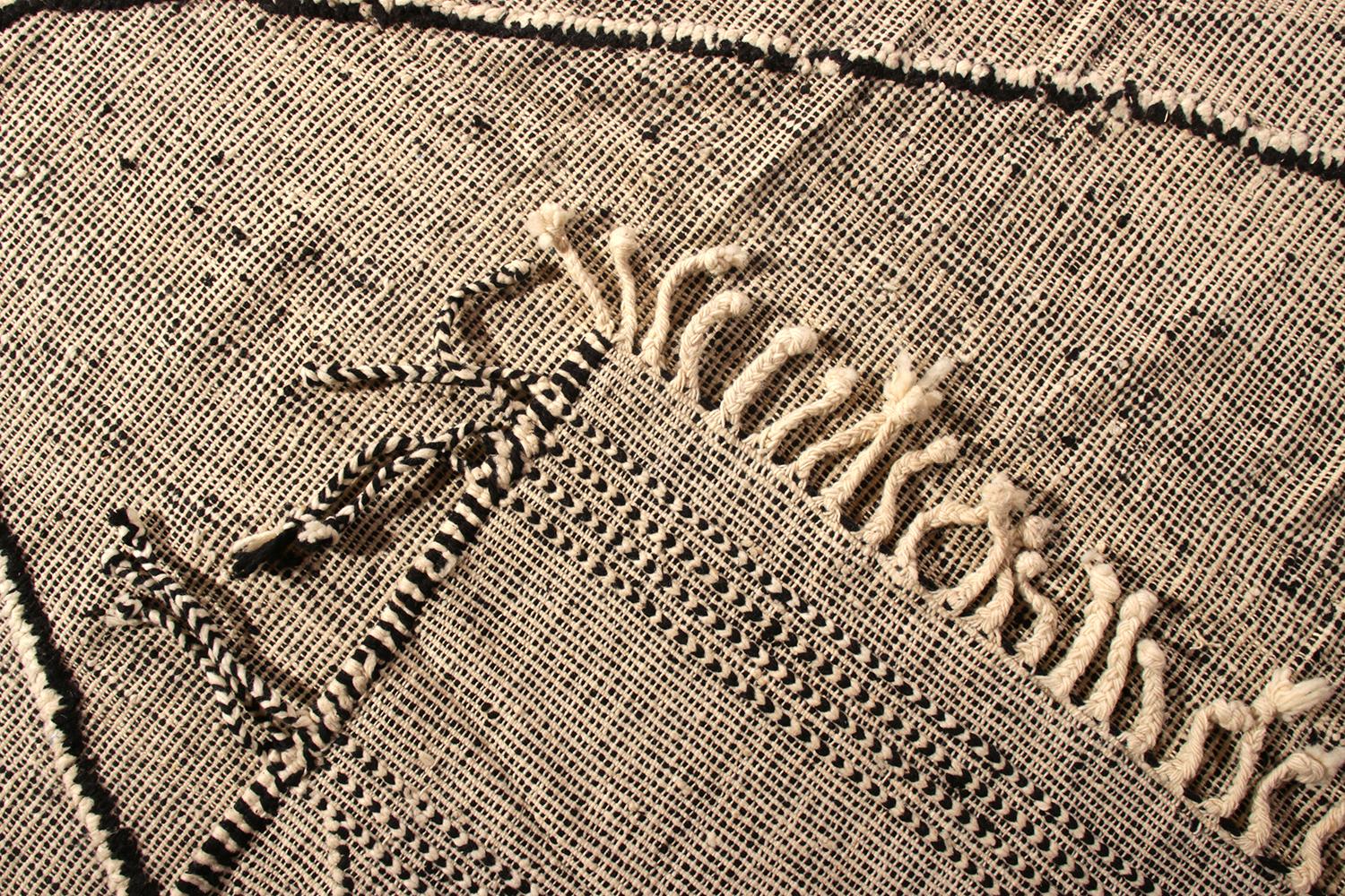 Rug & Kilim's Modern Moroccan Style Kilim in White and Black Trellis Pattern (Marokkanisch) im Angebot