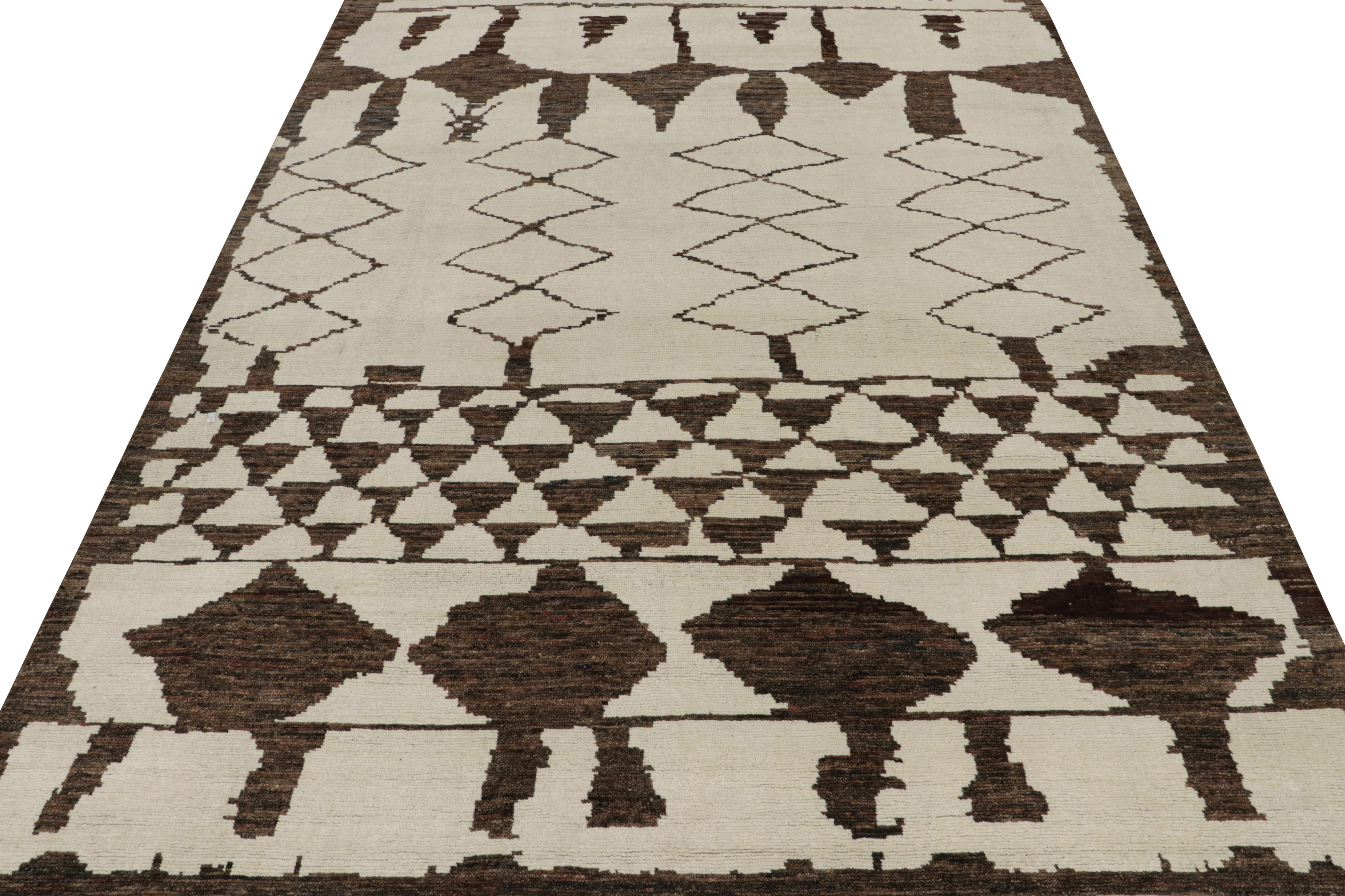 Rug & Kilim's Modern Moroccan Style Rug in Beige und Brown Geometric Patterns (Moderne) im Angebot