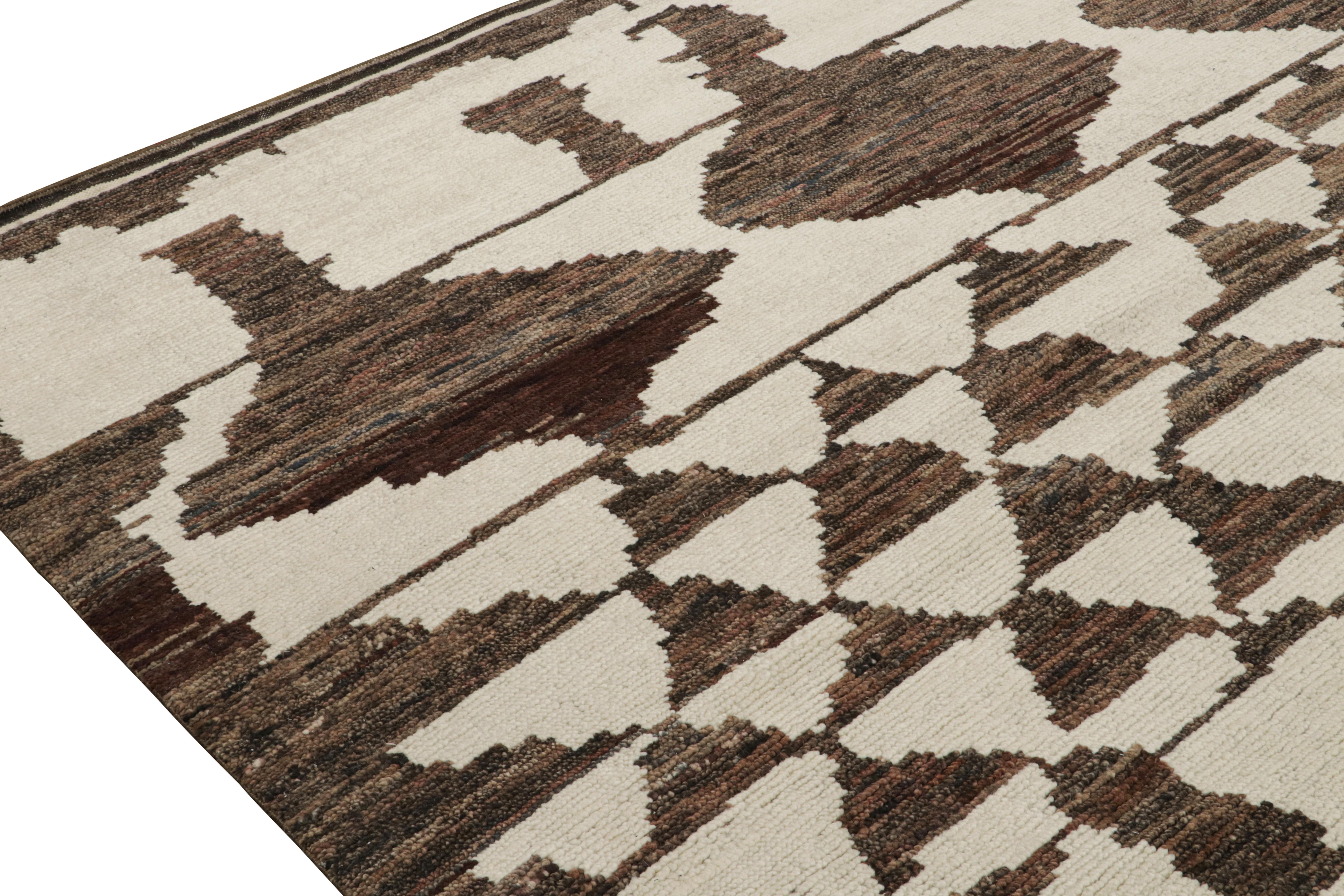 Rug & Kilim’s Modern Moroccan Style Rug in Beige and Brown Geometric Patterns In New Condition For Sale In Long Island City, NY