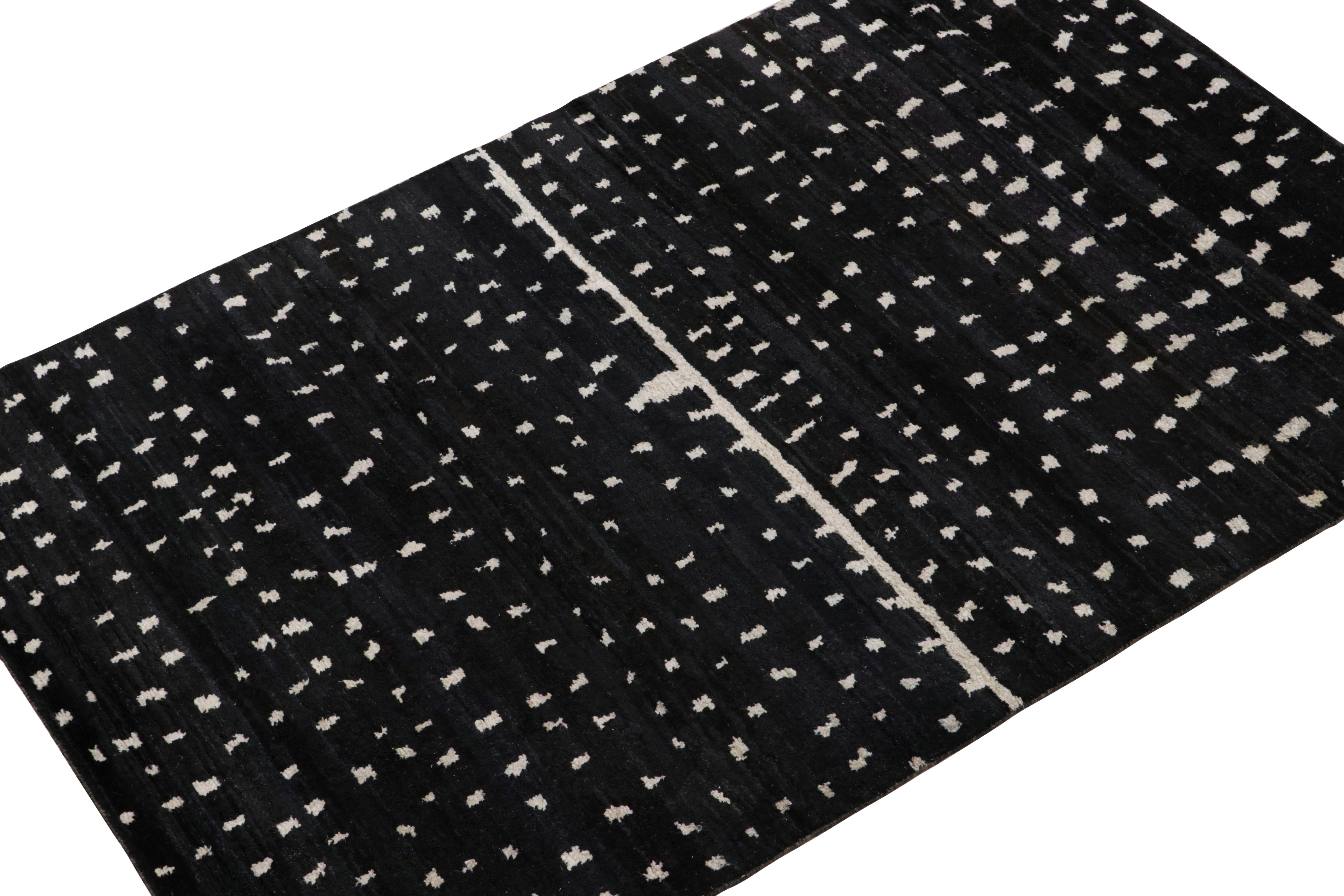 Noué à la main en soie et en coton, ce tapis moderne 4x6 est issu de la collection de tapis marocains de Rug & Kilim. 

Sur le Design : 

Ces Marocains représentent une nouvelle approche des styles berbères primitivistes avec des motifs archaïques