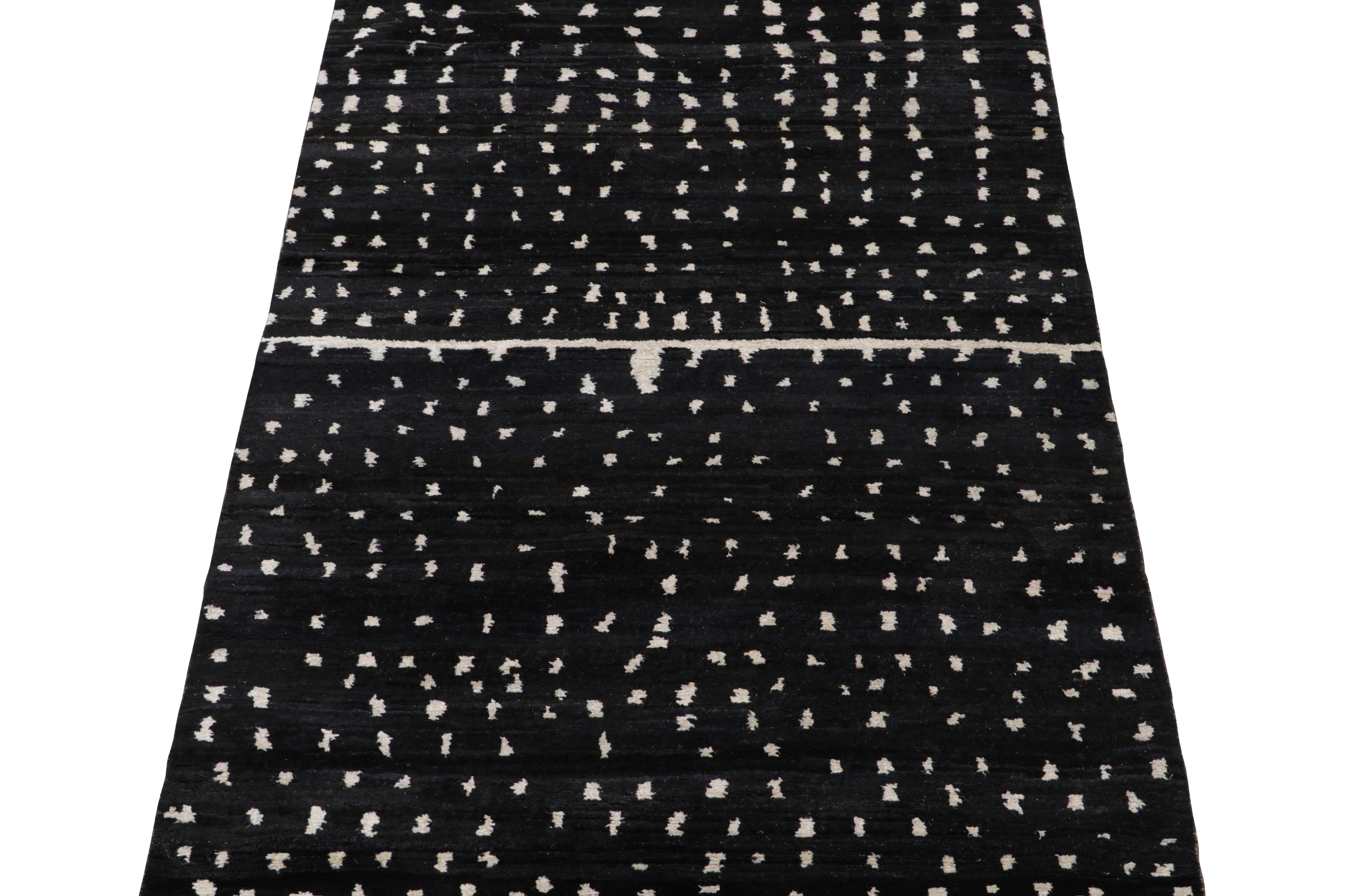 Indian Rug & Kilim’s Modern Moroccan Style Rug in Black and White Geometric Pattern For Sale
