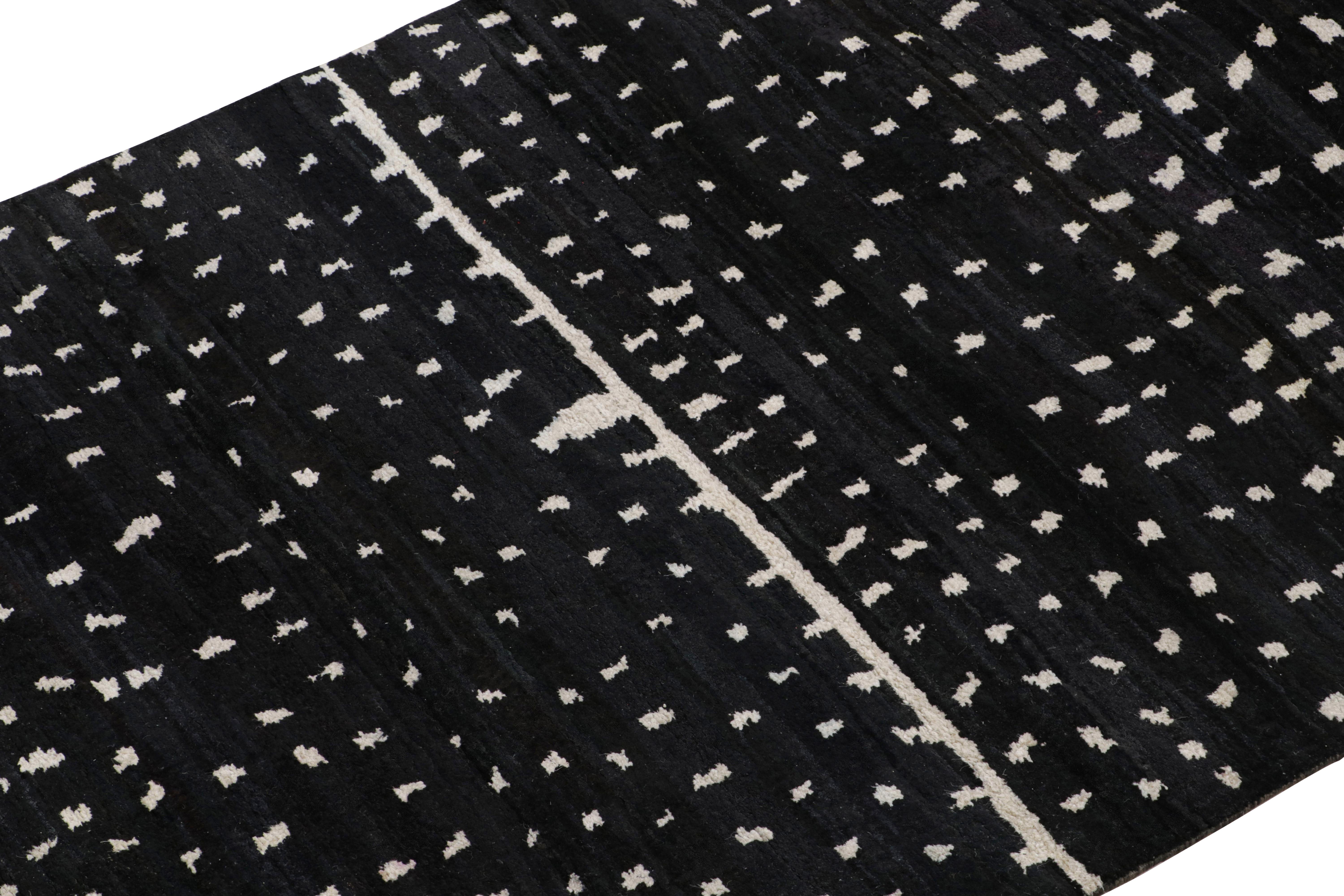 Rug & Kilim's Modern Moroccan Style Rug in schwarz-weißem geometrischem Muster (Indisch) im Angebot