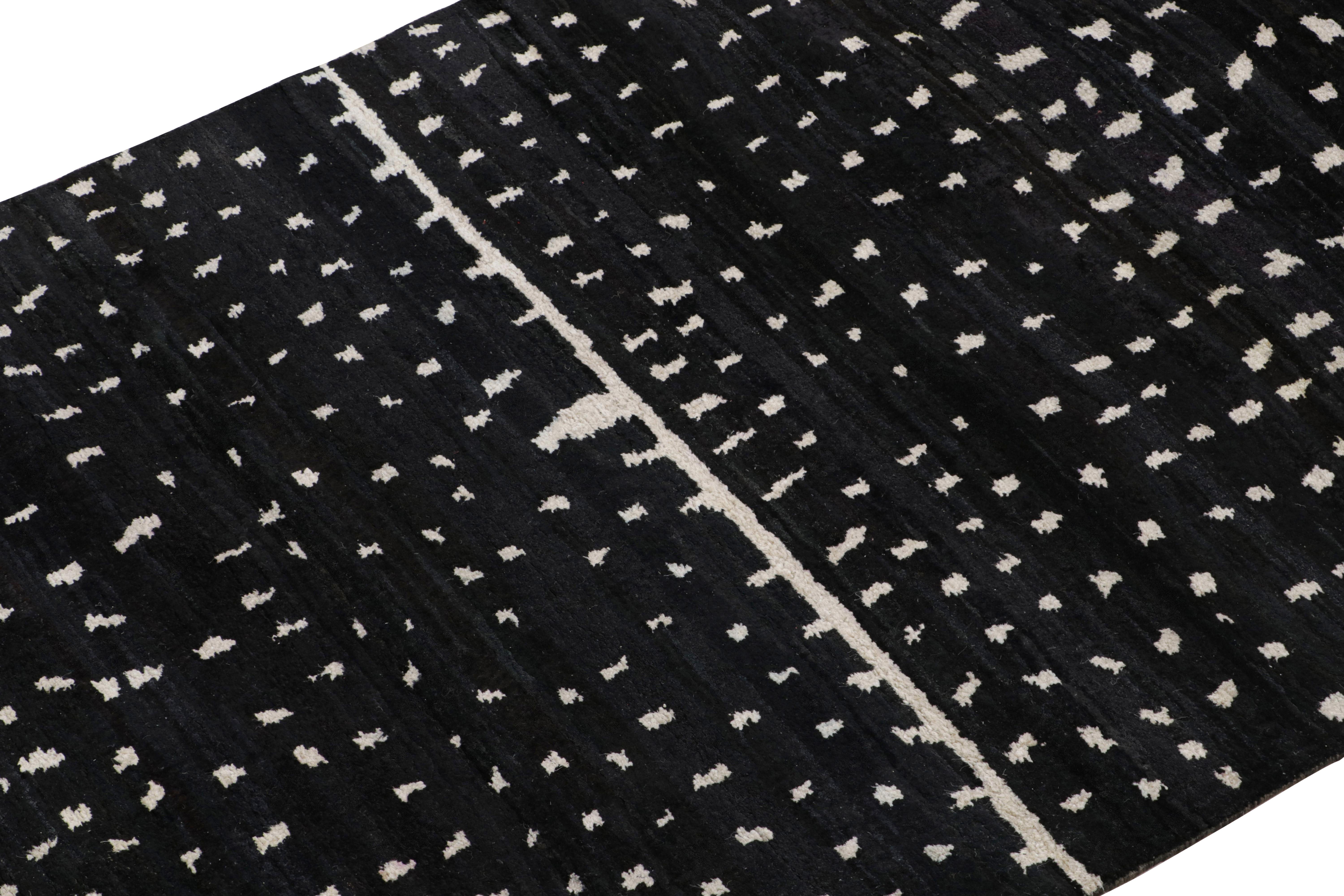 Indien Rug & Kilim's Modern Modern Moroccan Style Rug in Black and White Geometric Pattern (tapis de style marocain moderne à motifs géométriques noirs et blancs) en vente
