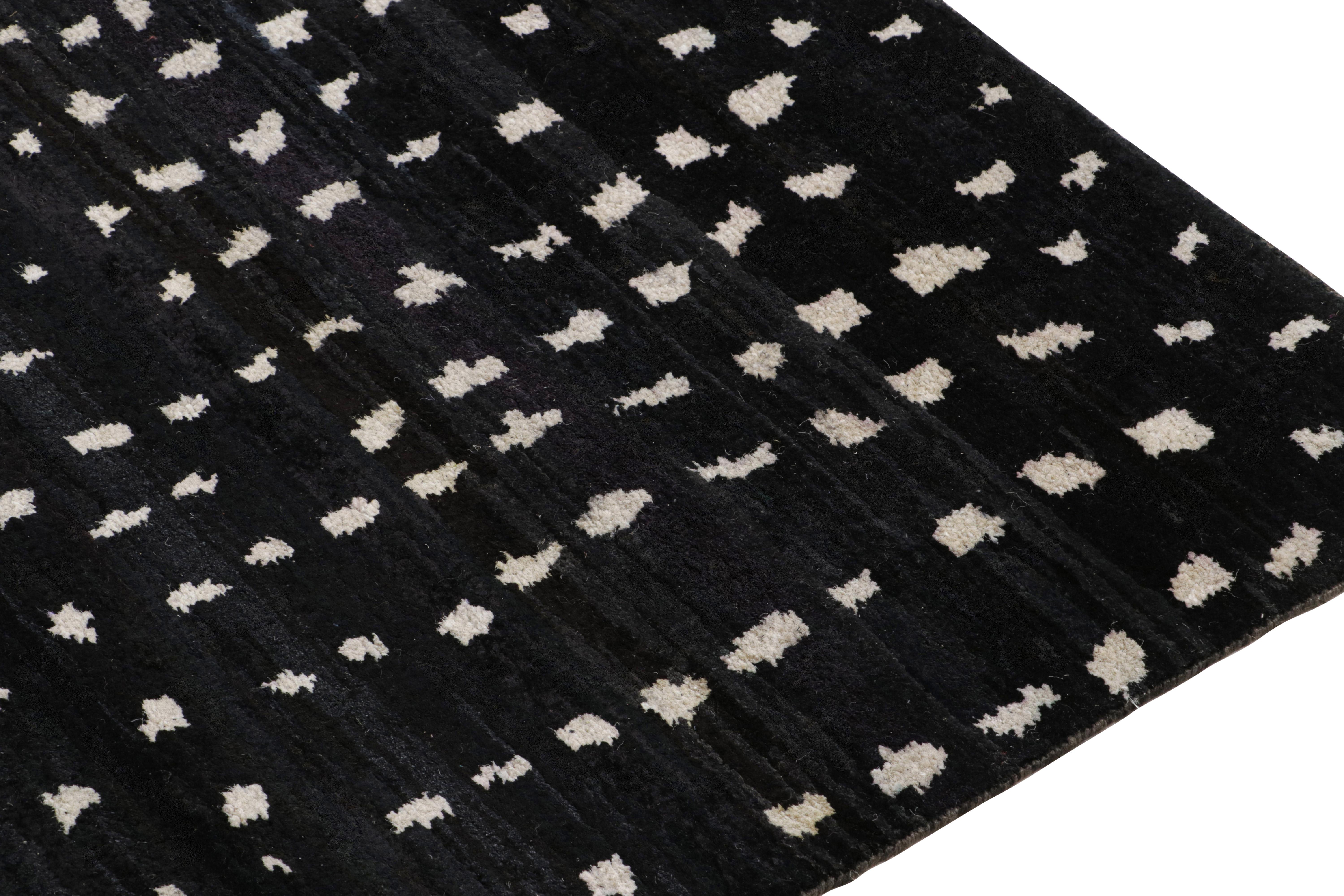 Rug & Kilim's Modern Moroccan Style Rug in schwarz-weißem geometrischem Muster (Handgeknüpft) im Angebot