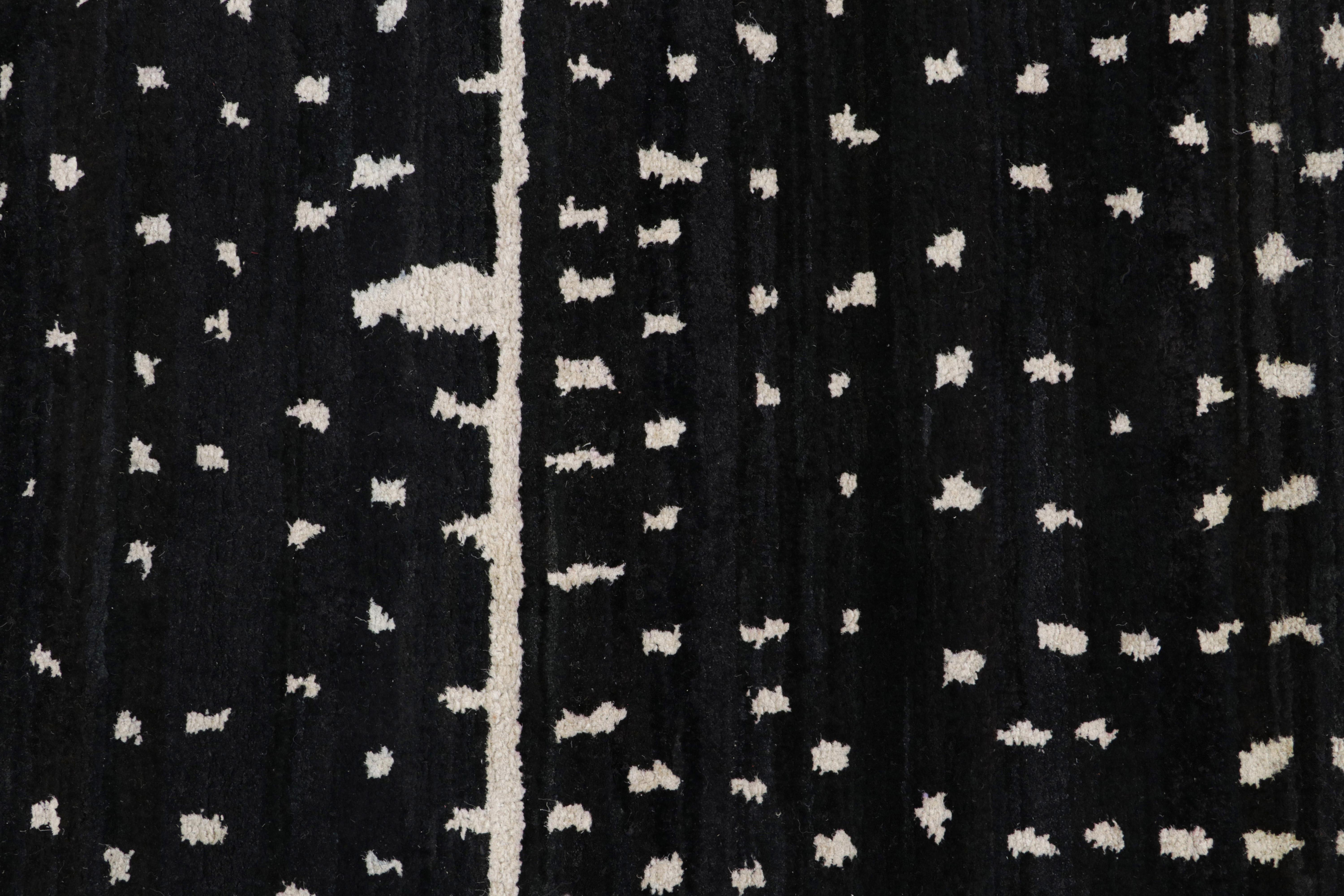 Rug & Kilim's Modern Moroccan Style Rug in schwarz-weißem geometrischem Muster im Zustand „Neu“ im Angebot in Long Island City, NY