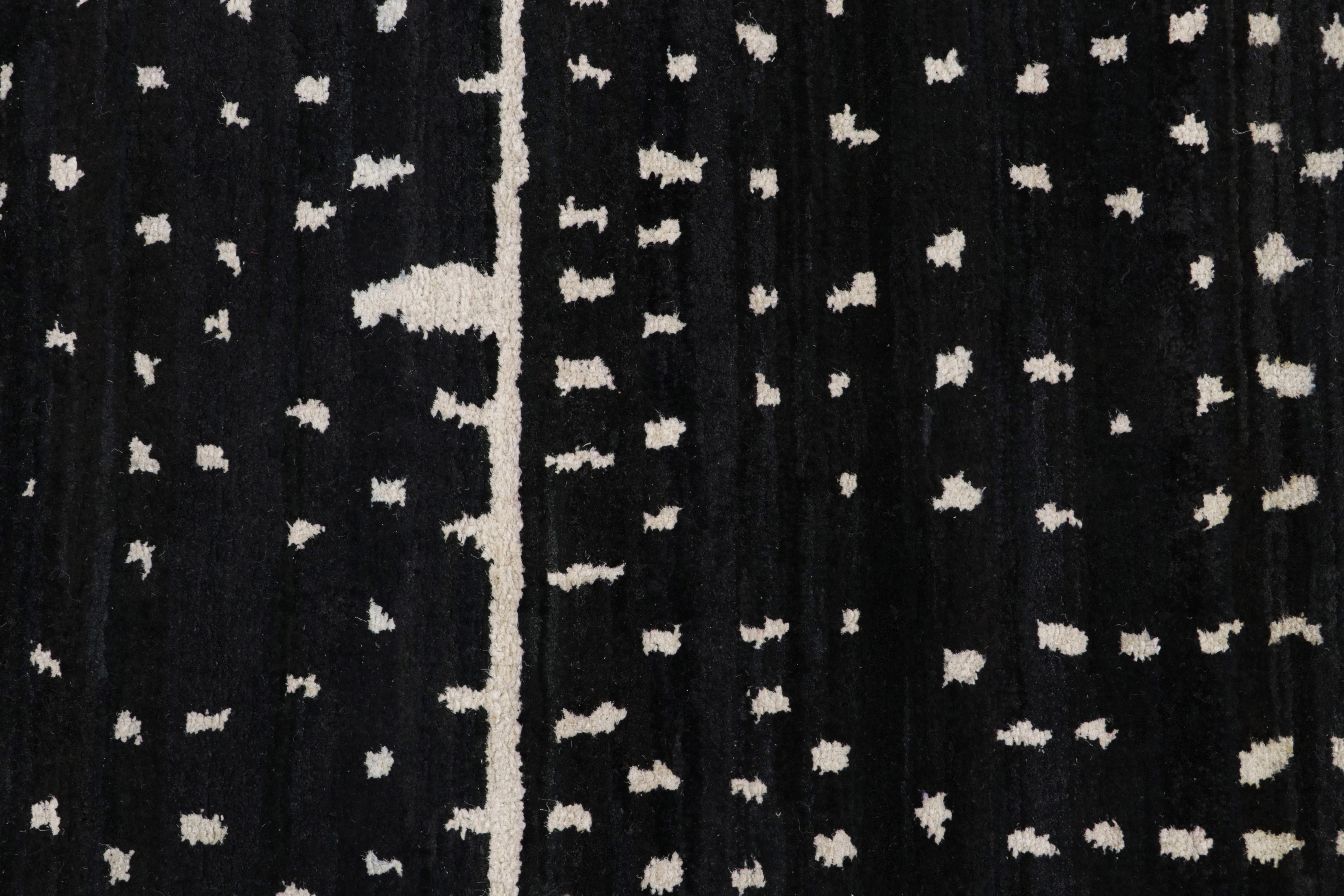 Rug & Kilim's Modern Modern Moroccan Style Rug in Black and White Geometric Pattern (tapis de style marocain moderne à motifs géométriques noirs et blancs) Neuf - En vente à Long Island City, NY