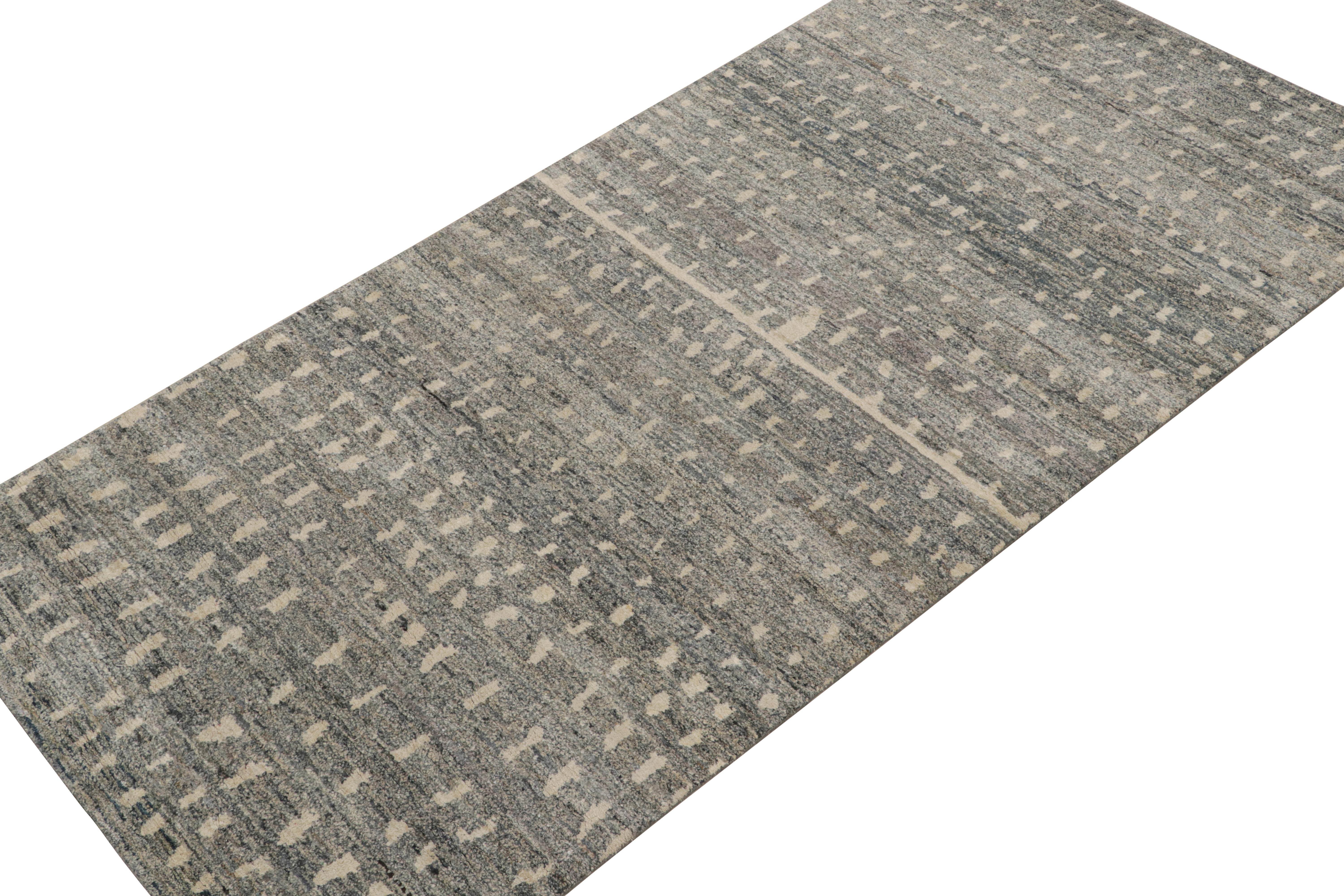 Dieser moderne Teppich 4x6 aus Seide und Baumwolle ist handgeknüpft und stammt aus der marokkanischen Teppichkollektion von Rug & Kilim. 

Über das Design: 

Unsere Marokkaner sind eine Neuinterpretation des primitiven Berberstils mit archaischen