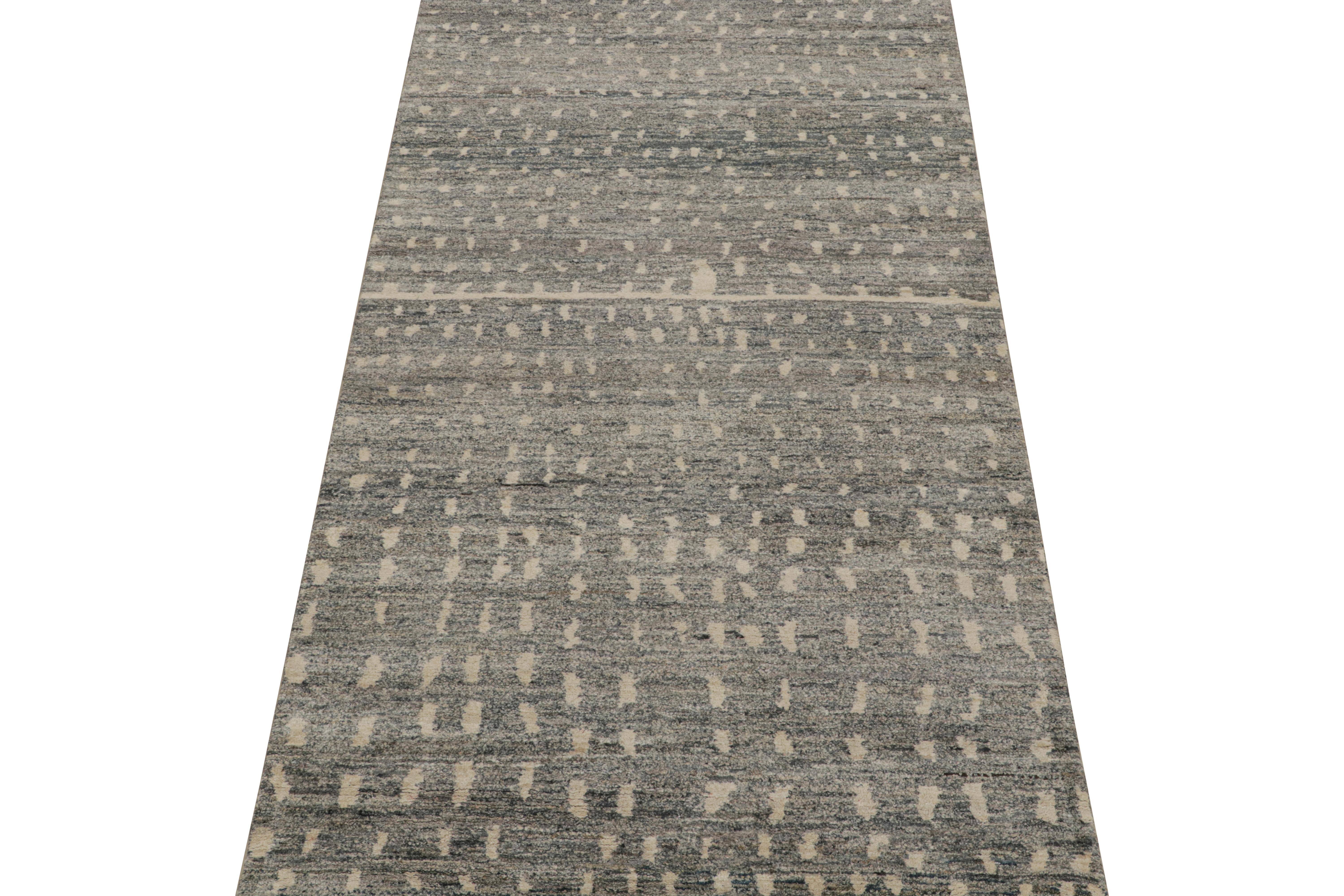 Rug & Kilim's Modern Moroccan Style Rug in Grau und Beige Geometric Patterns (Moderne) im Angebot