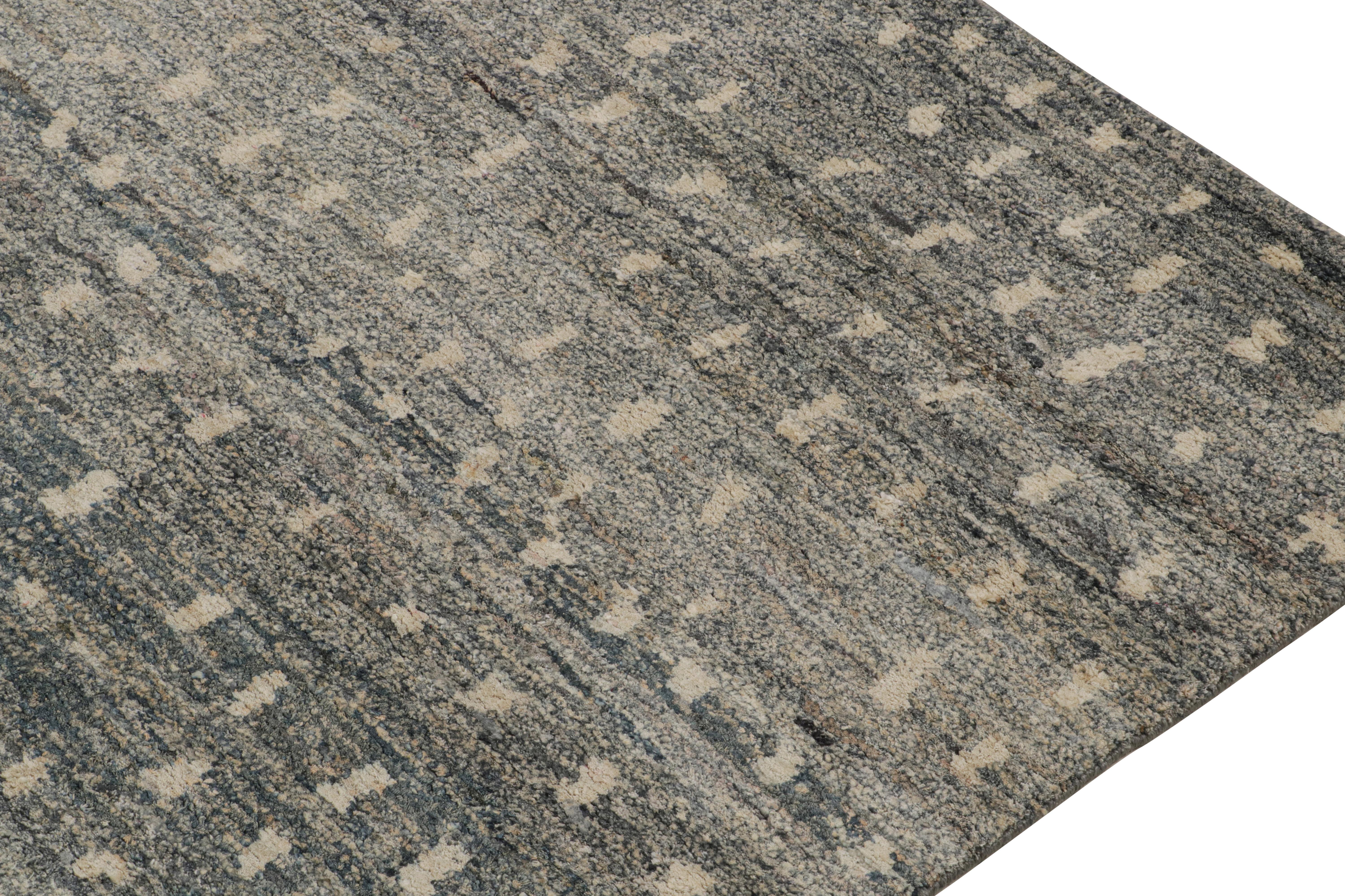 Rug & Kilim's Modern Moroccan Style Rug in Grau und Beige Geometric Patterns (Handgeknüpft) im Angebot