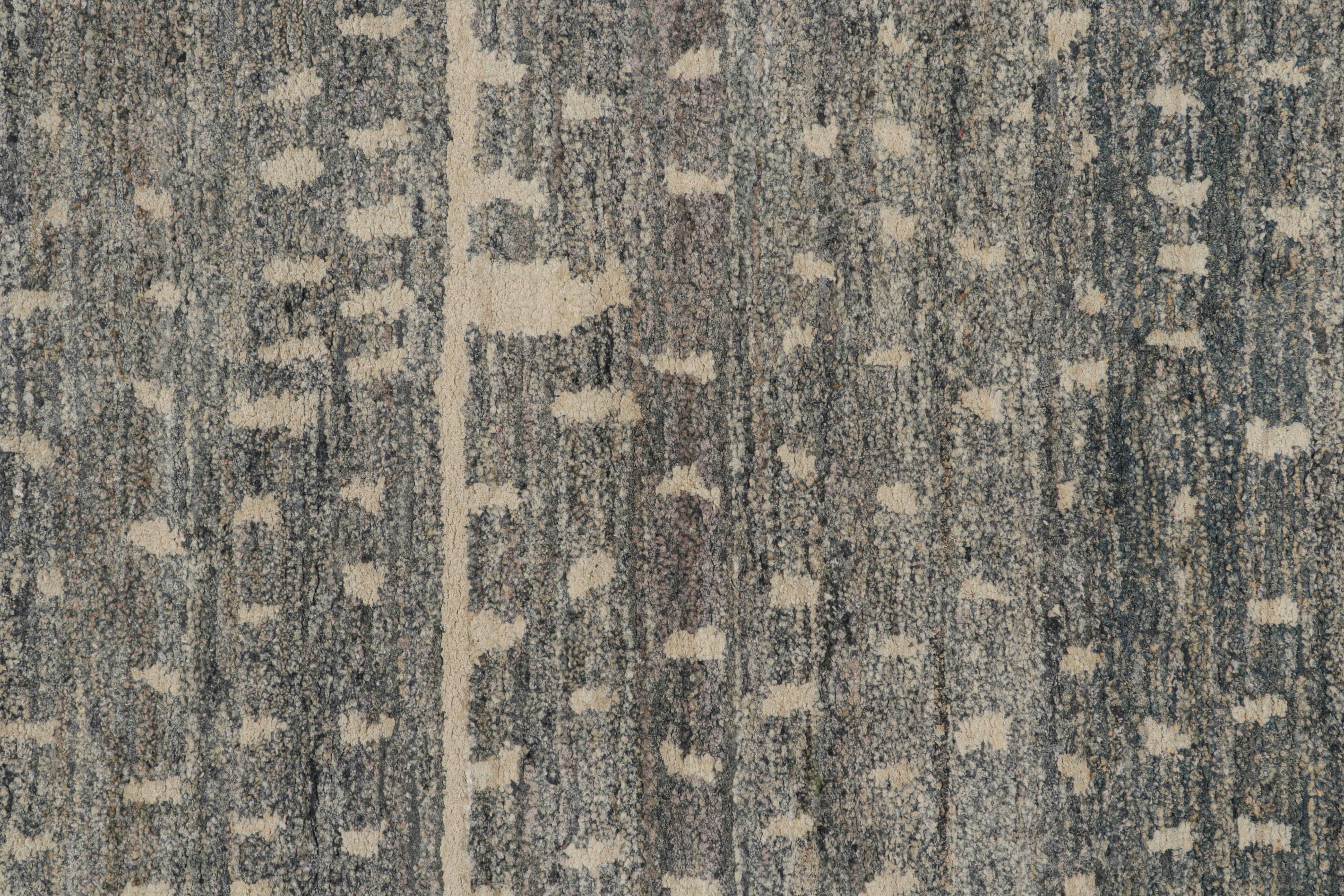 Rug & Kilim's Modern Moroccan Style Rug in Grau und Beige Geometric Patterns im Zustand „Neu“ im Angebot in Long Island City, NY