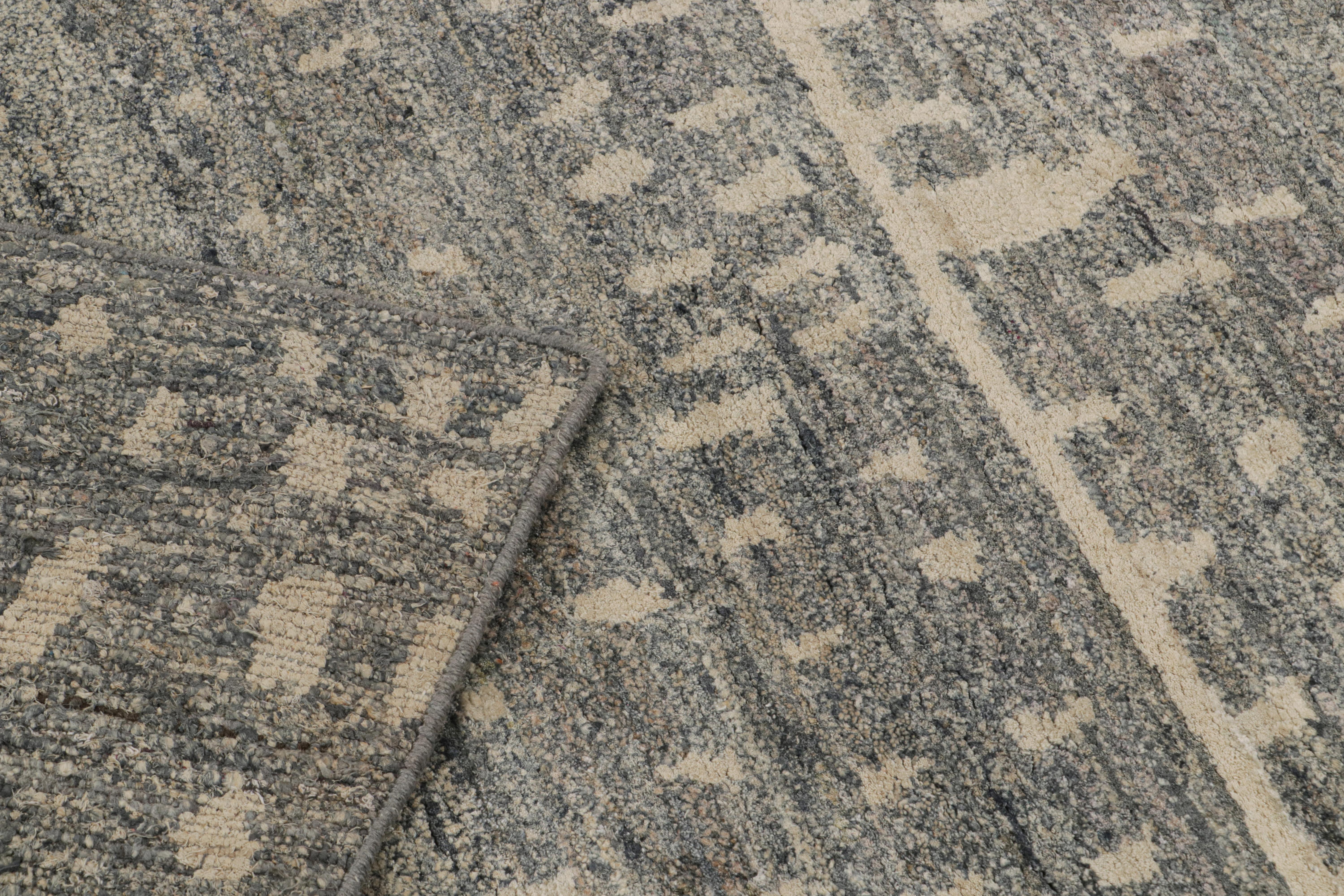 Rug & Kilim's Modern Moroccan Style Rug in Grau und Beige Geometric Patterns (21. Jahrhundert und zeitgenössisch) im Angebot