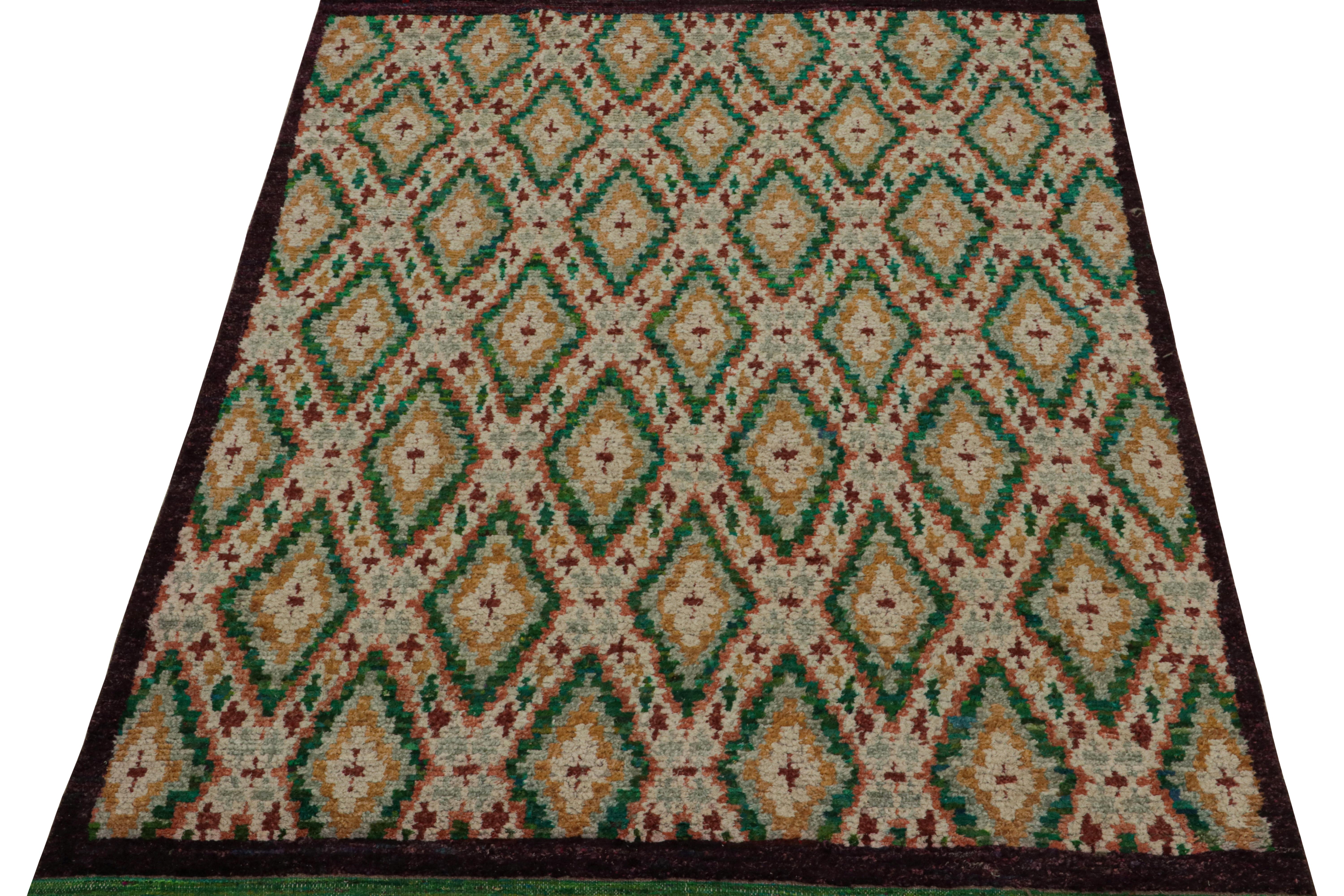 Tribal Rug & Kilim's Modernity Moroccan Style Rug in Green & Gold Geometric Patterns (tapis de style marocain moderne avec des motifs géométriques verts et dorés) en vente