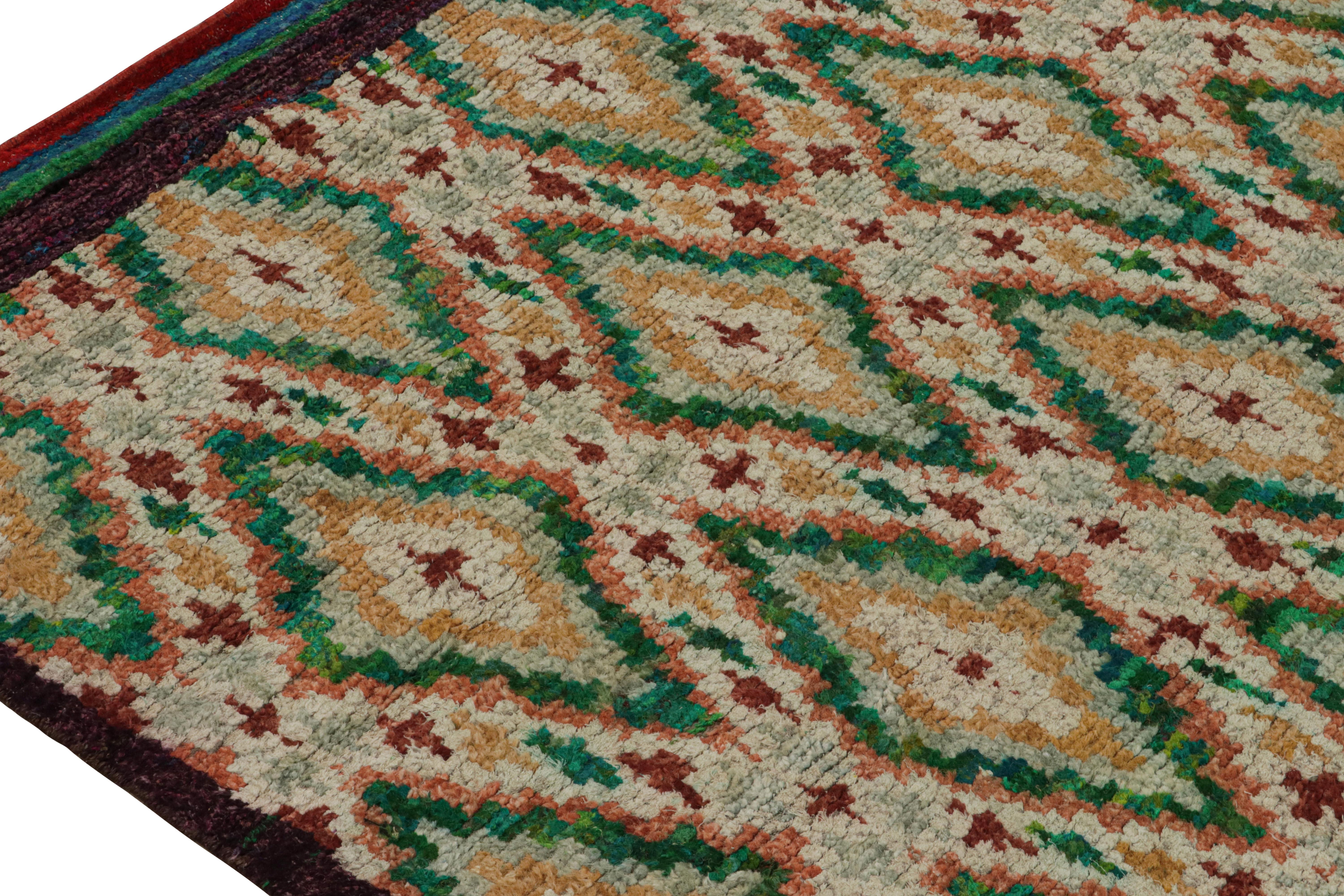 Noué à la main Rug & Kilim's Modernity Moroccan Style Rug in Green & Gold Geometric Patterns (tapis de style marocain moderne avec des motifs géométriques verts et dorés) en vente
