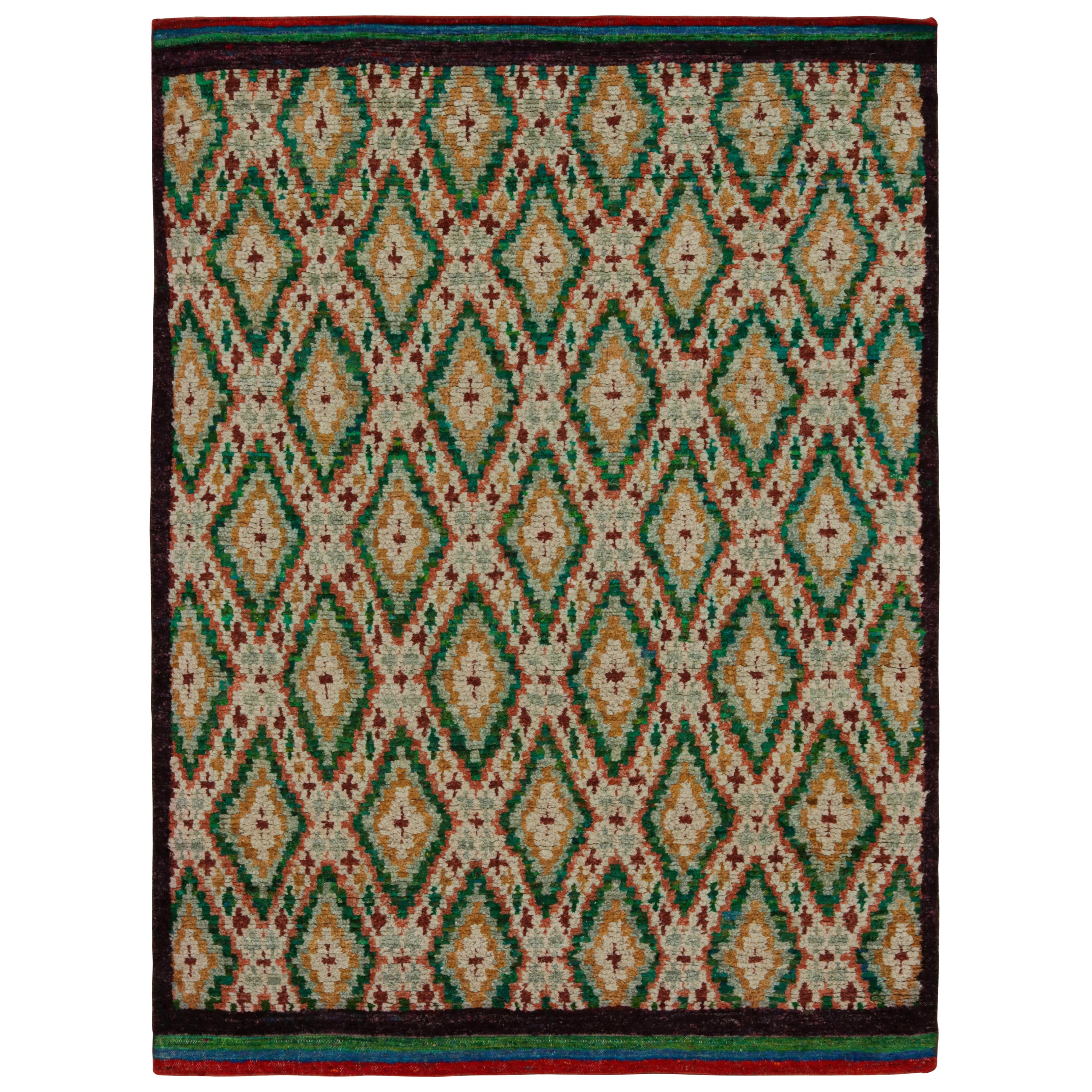 Tappeto moderno in stile marocchino di Rug & Kilim con motivi geometrici in verde e oro