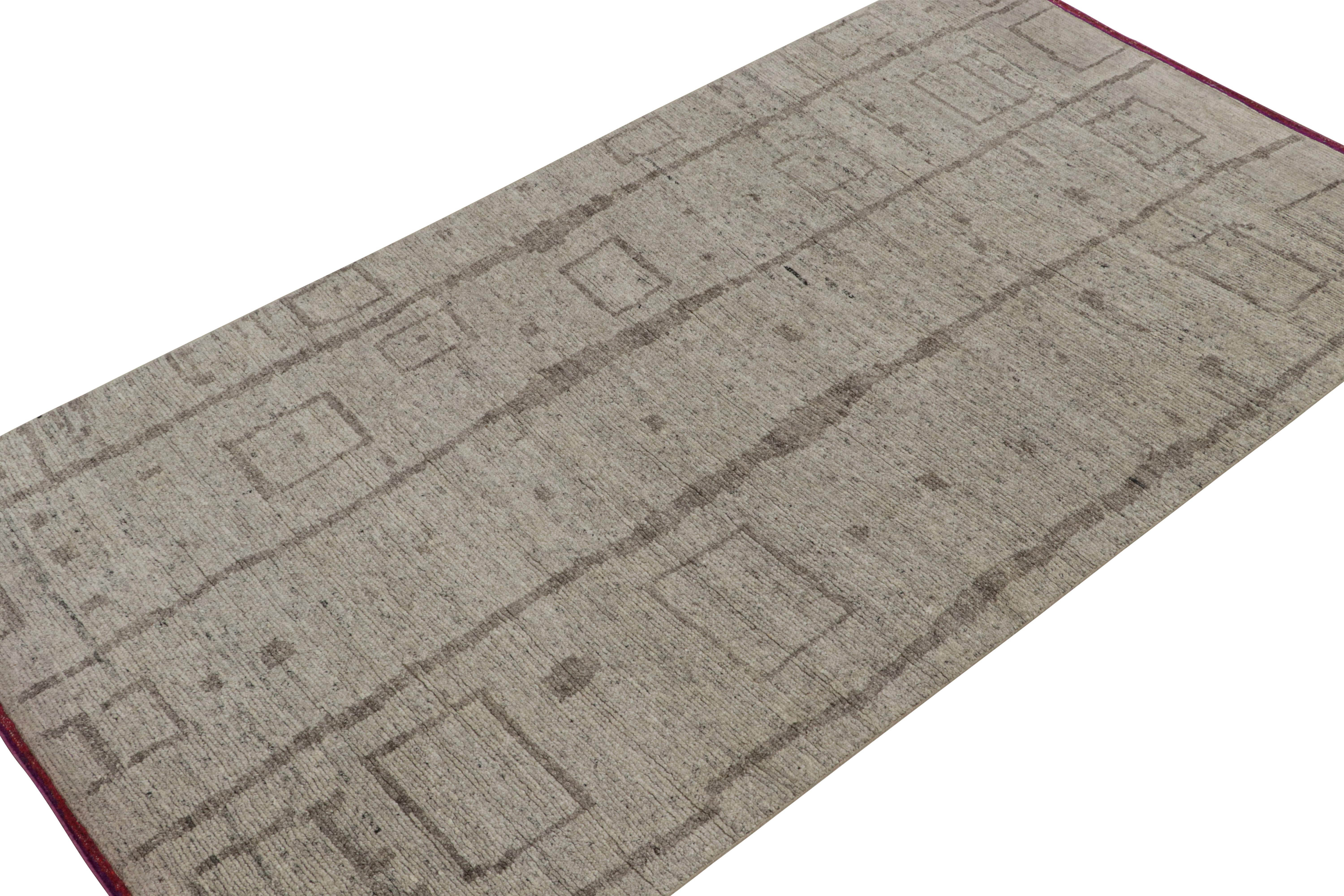 Noué à la main en laine et en coton, ce tapis 6x11 est un nouvel ajout à la Collectional de Rug & Kilim. 

Sur le Design/One

Ce tapis est de style primitiviste avec des motifs dans les tons beige et gris. Les connaisseurs admireront cette