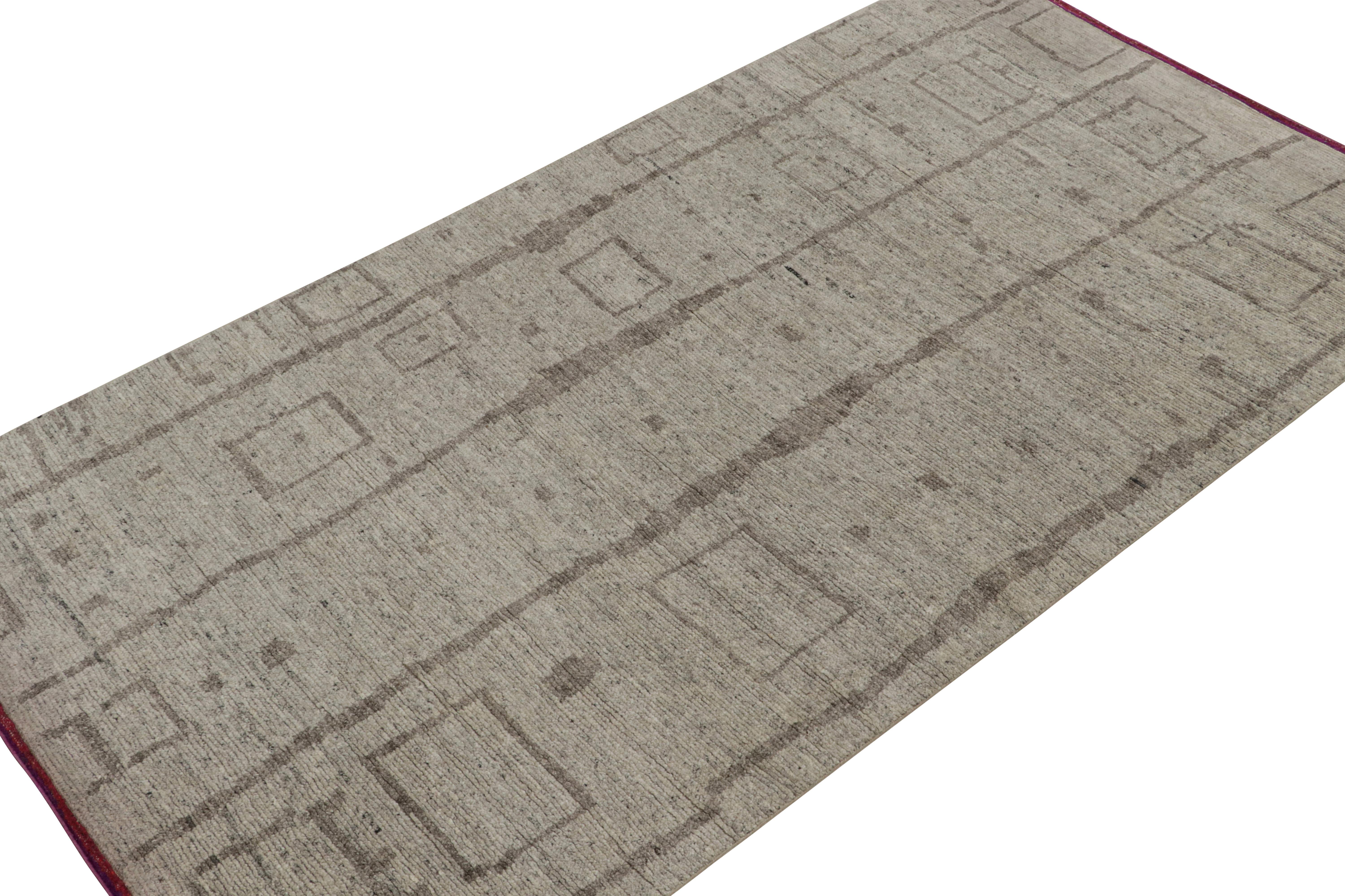 Dieser handgeknüpfte Teppich aus Wolle und Baumwolle im Format 6x11 ist eine Neuheit in der Moroccan Collection'S von Rug & Kilim. 

Über das Design

Dieser Teppich hat einen primitivistischen Stil mit Mustern in Beige- und Grautönen. Kenner werden