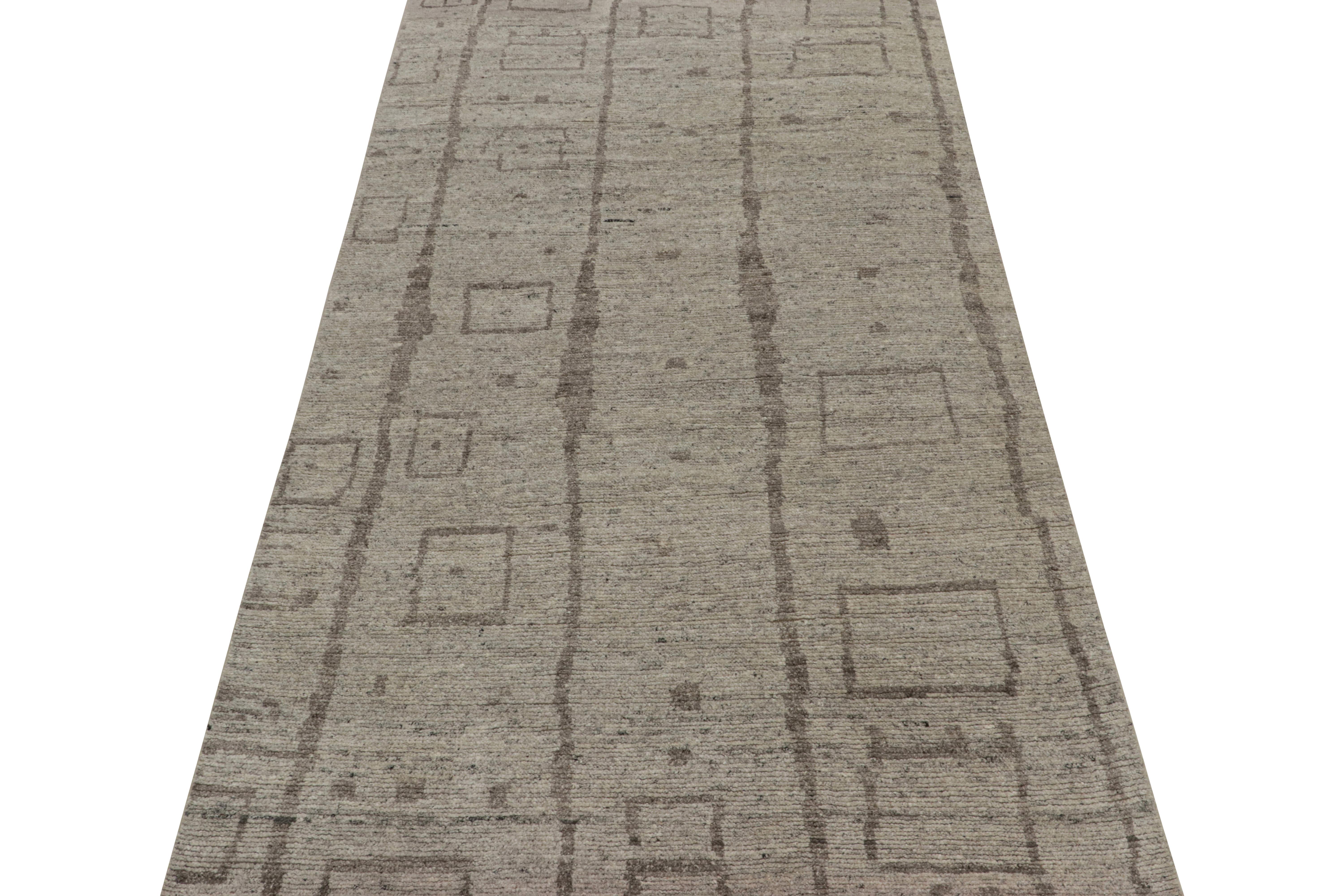 Rug & Kilims moderner Teppich im marokkanischen Stil mit beigefarbenen und grauen geometrischen Mustern (Stammeskunst) im Angebot