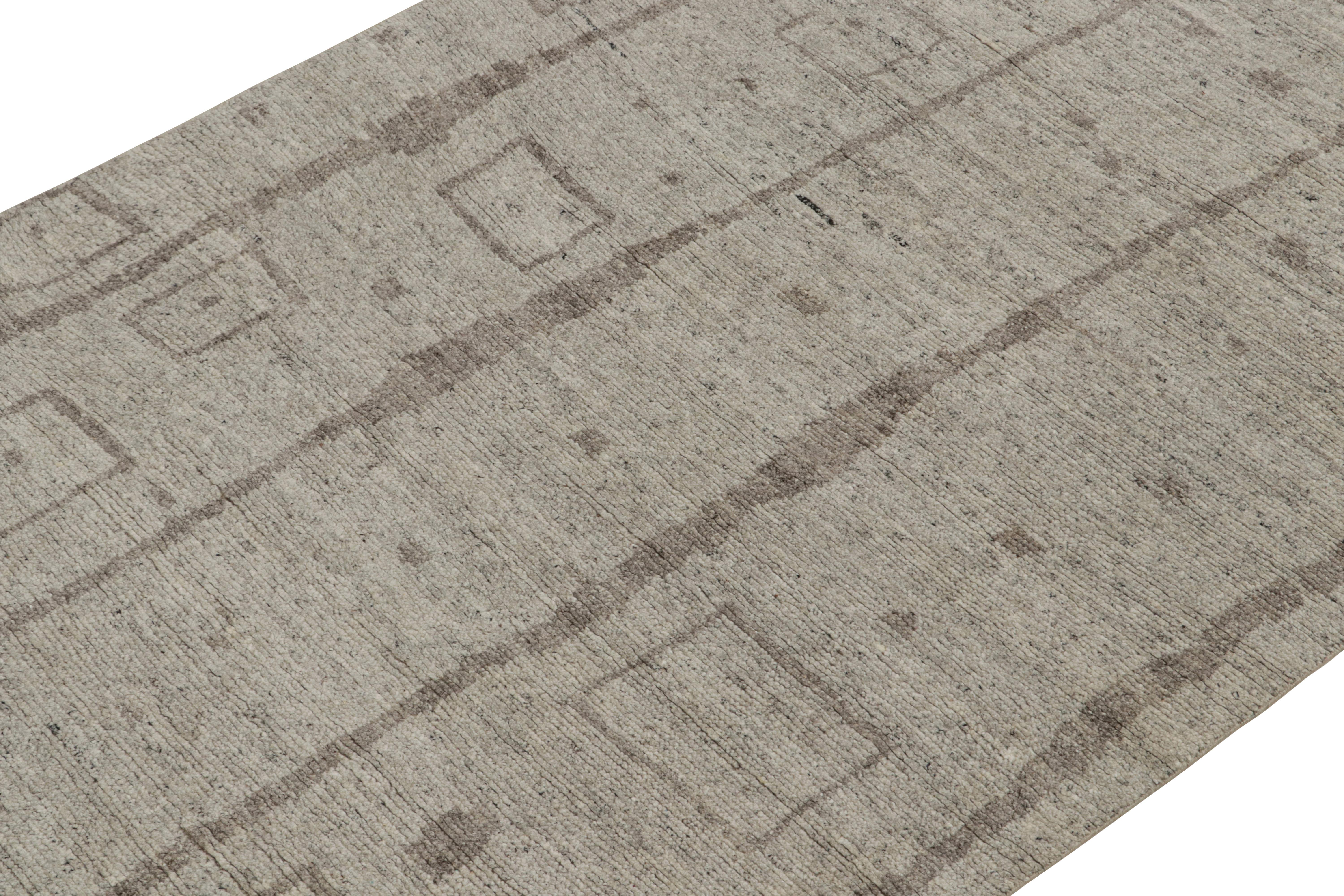 Rug & Kilims moderner Teppich im marokkanischen Stil mit beigefarbenen und grauen geometrischen Mustern (Indisch) im Angebot