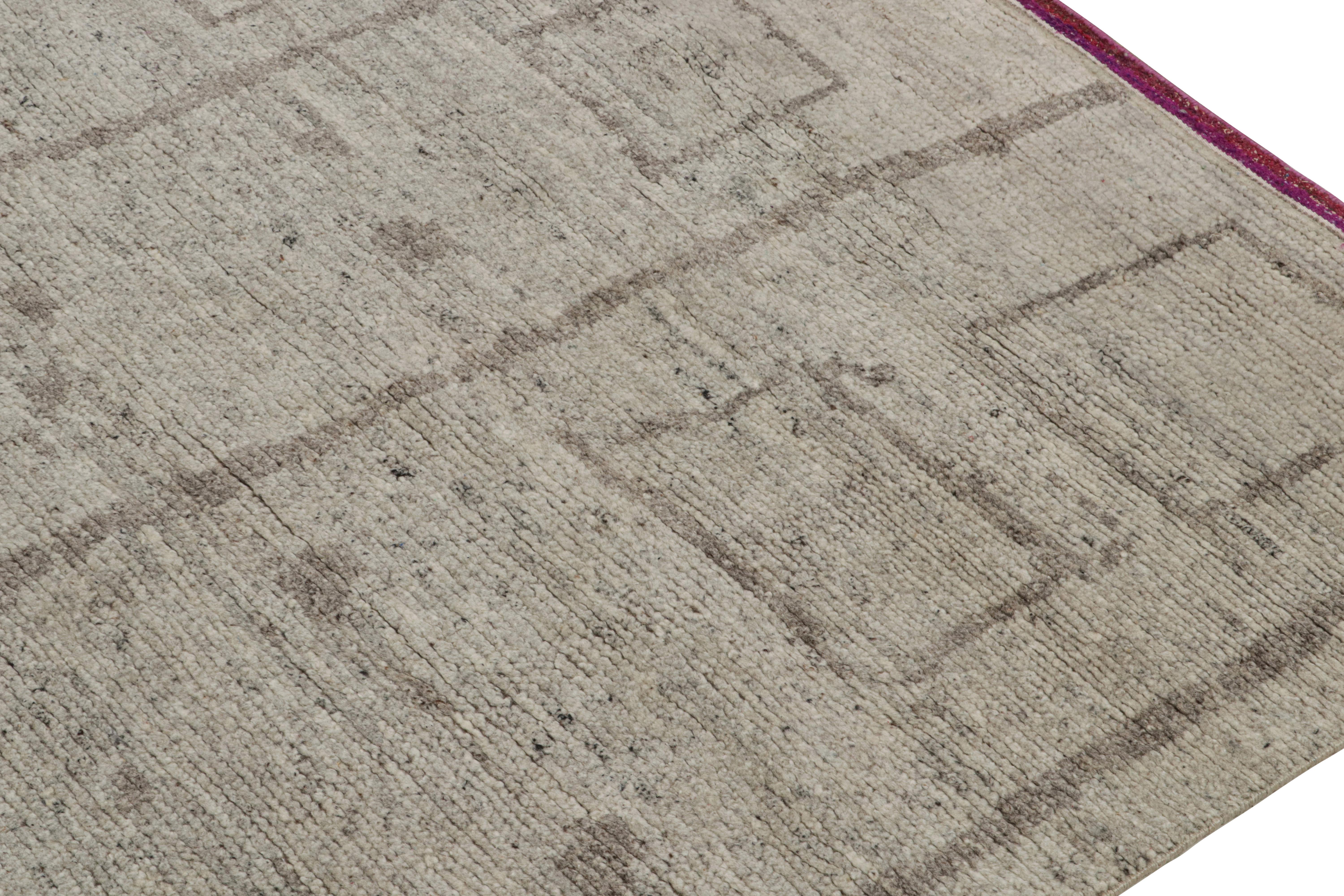 Noué à la main Rug & Kilim's Modern Modern Moroccan Style Rug with Beige and Gray Geometric Patterns (tapis de style marocain moderne avec motifs géométriques beige et gris) en vente