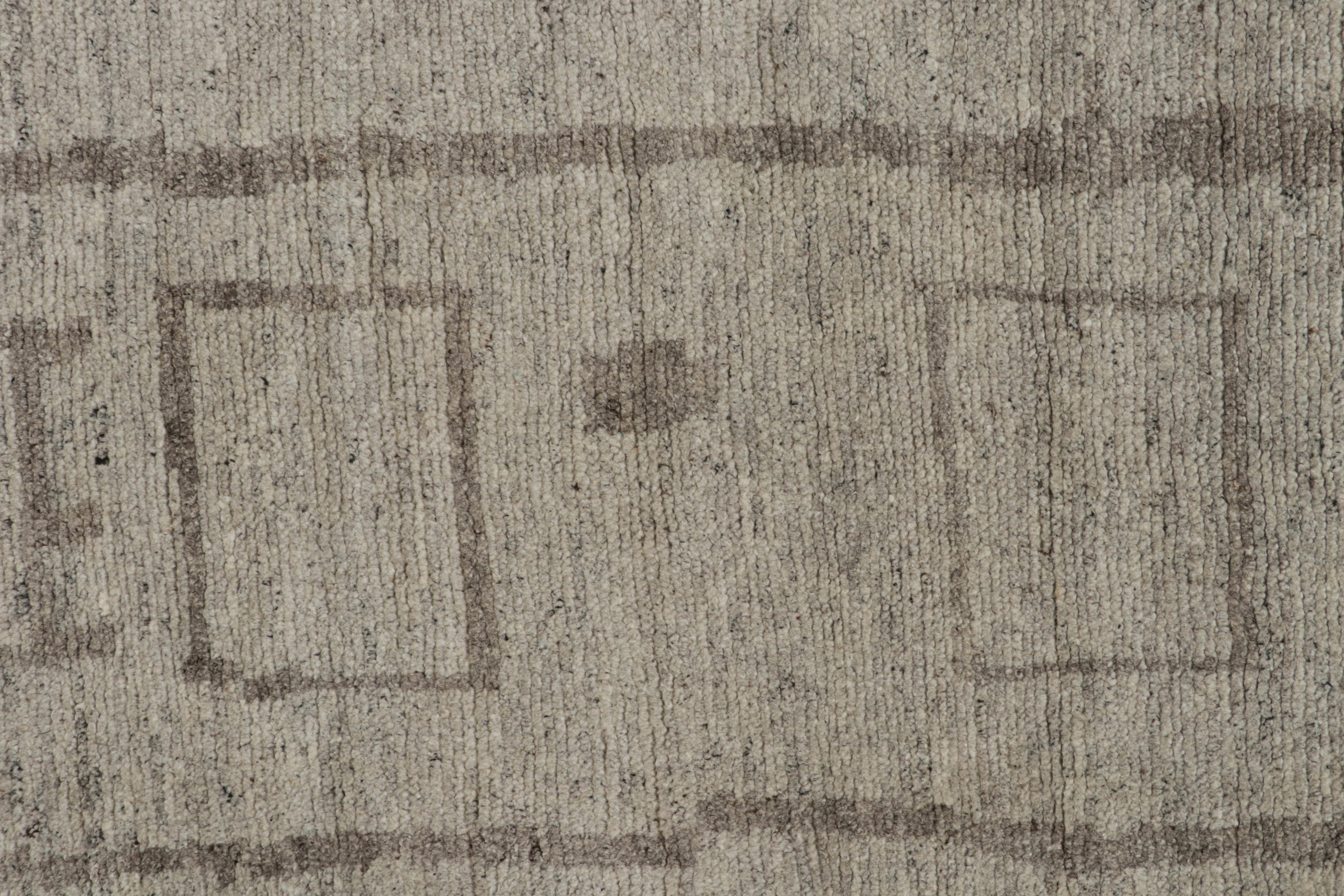 Rug & Kilim's Modern Modern Moroccan Style Rug with Beige and Gray Geometric Patterns (tapis de style marocain moderne avec motifs géométriques beige et gris) Neuf - En vente à Long Island City, NY