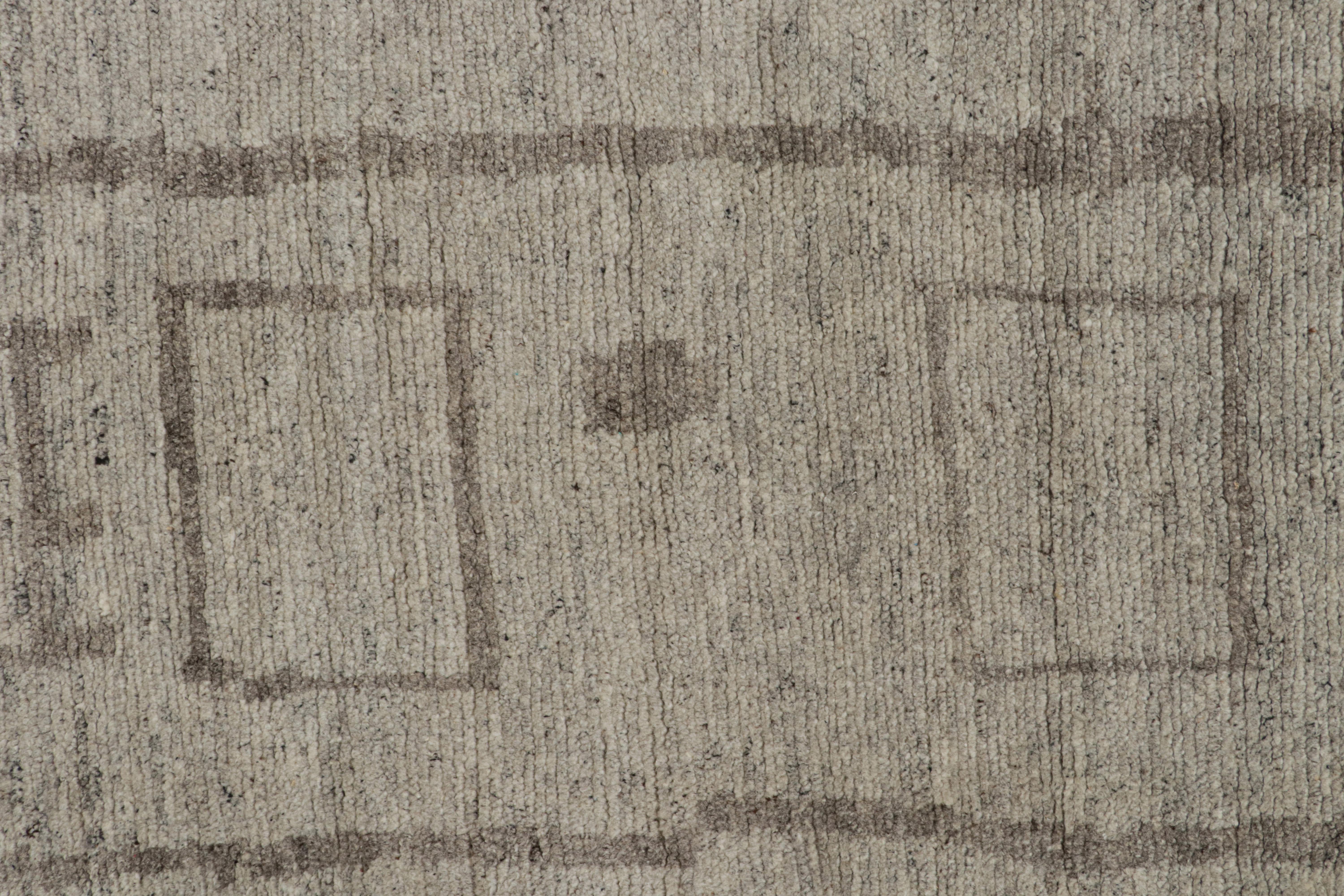 Rug & Kilims moderner Teppich im marokkanischen Stil mit beigefarbenen und grauen geometrischen Mustern im Zustand „Neu“ im Angebot in Long Island City, NY