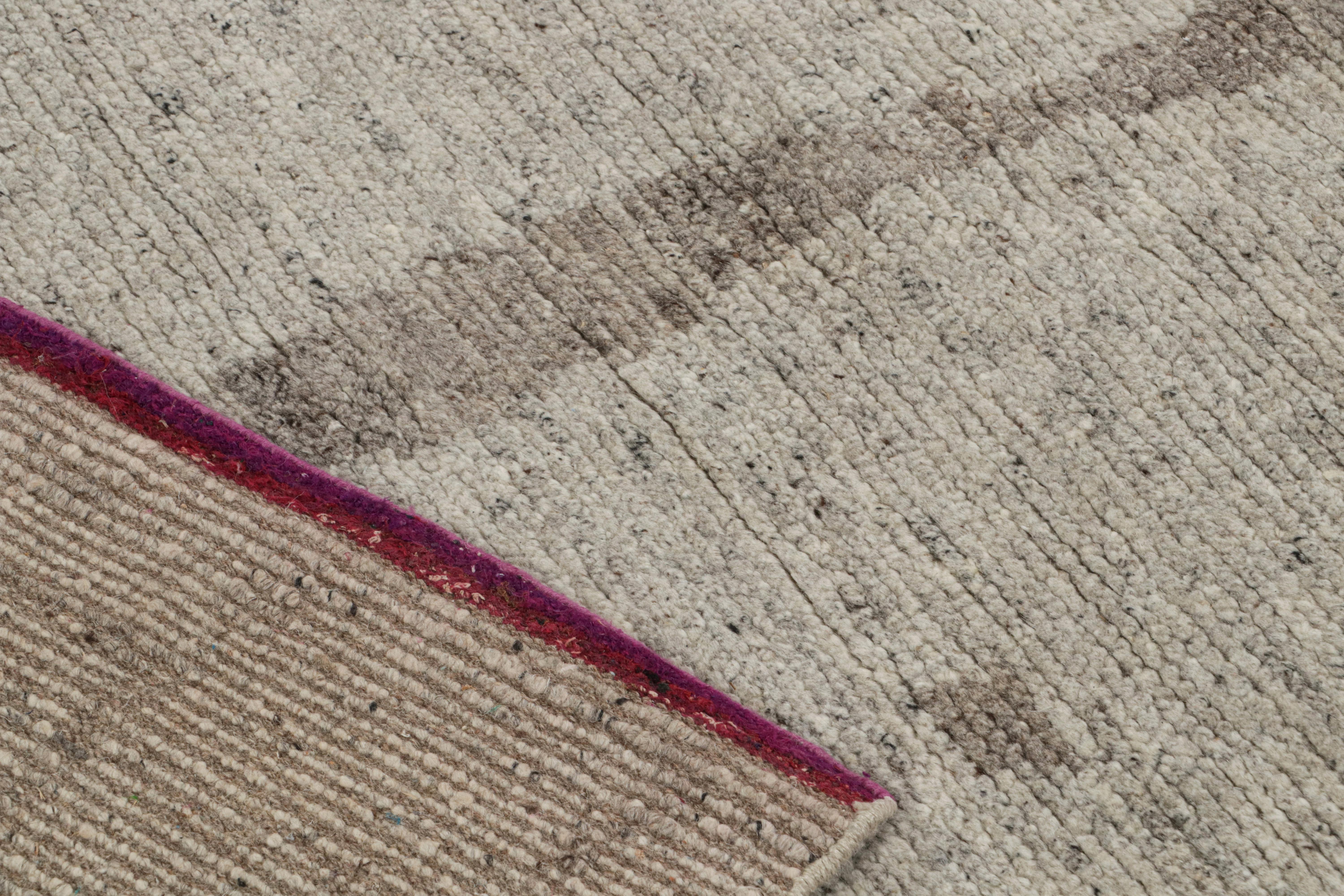 Rug & Kilims moderner Teppich im marokkanischen Stil mit beigefarbenen und grauen geometrischen Mustern (21. Jahrhundert und zeitgenössisch) im Angebot