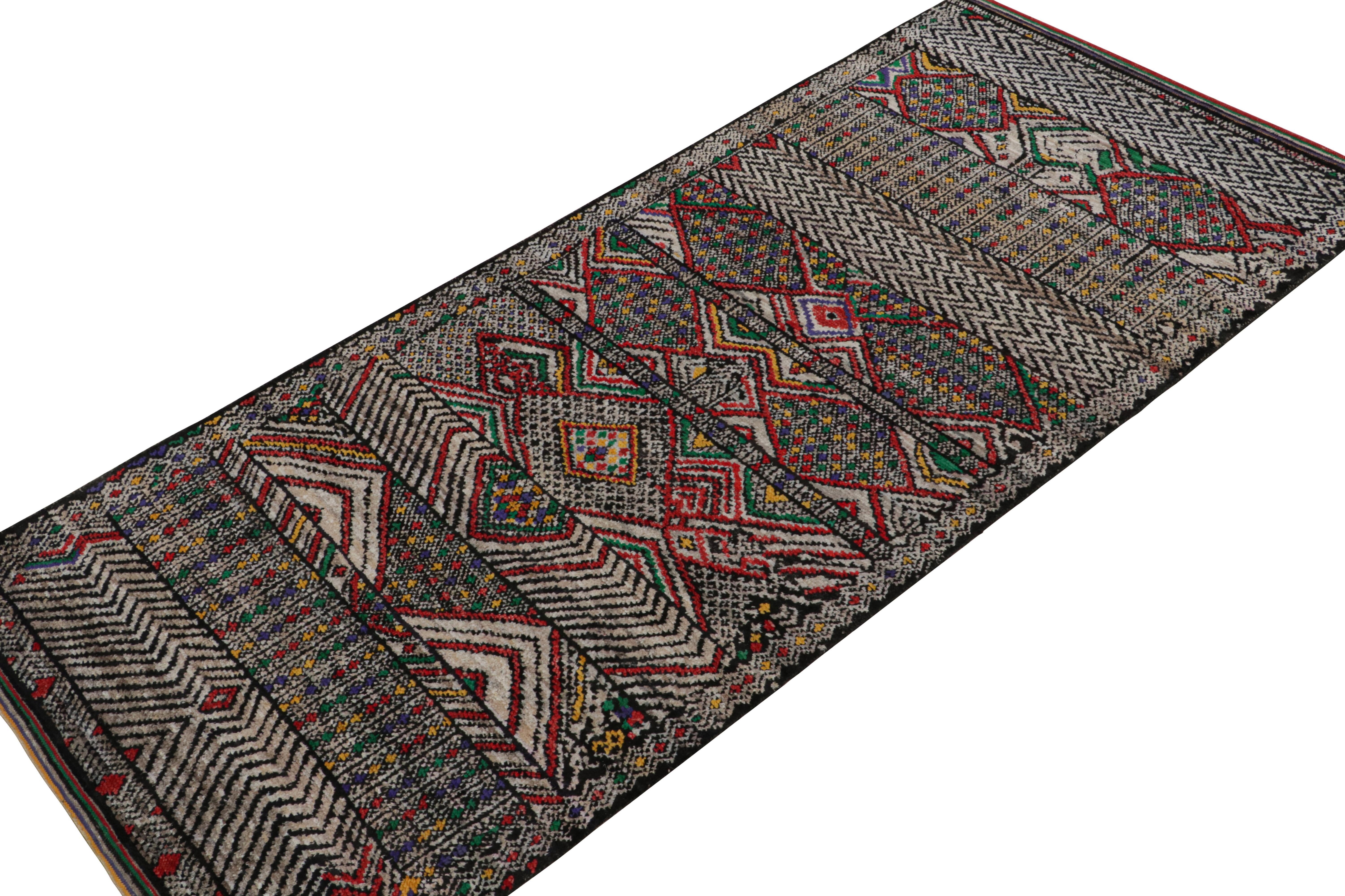 Annodato a mano in lana, seta e cotone, questo tappeto 5x12 è una nuova aggiunta alla Collezione Marocchina di Rug & Kilim. 

Sul Design

Questo tappeto è in stile primitivista con motivi in nero, grigio, rosso, blu e verde. Gli intenditori