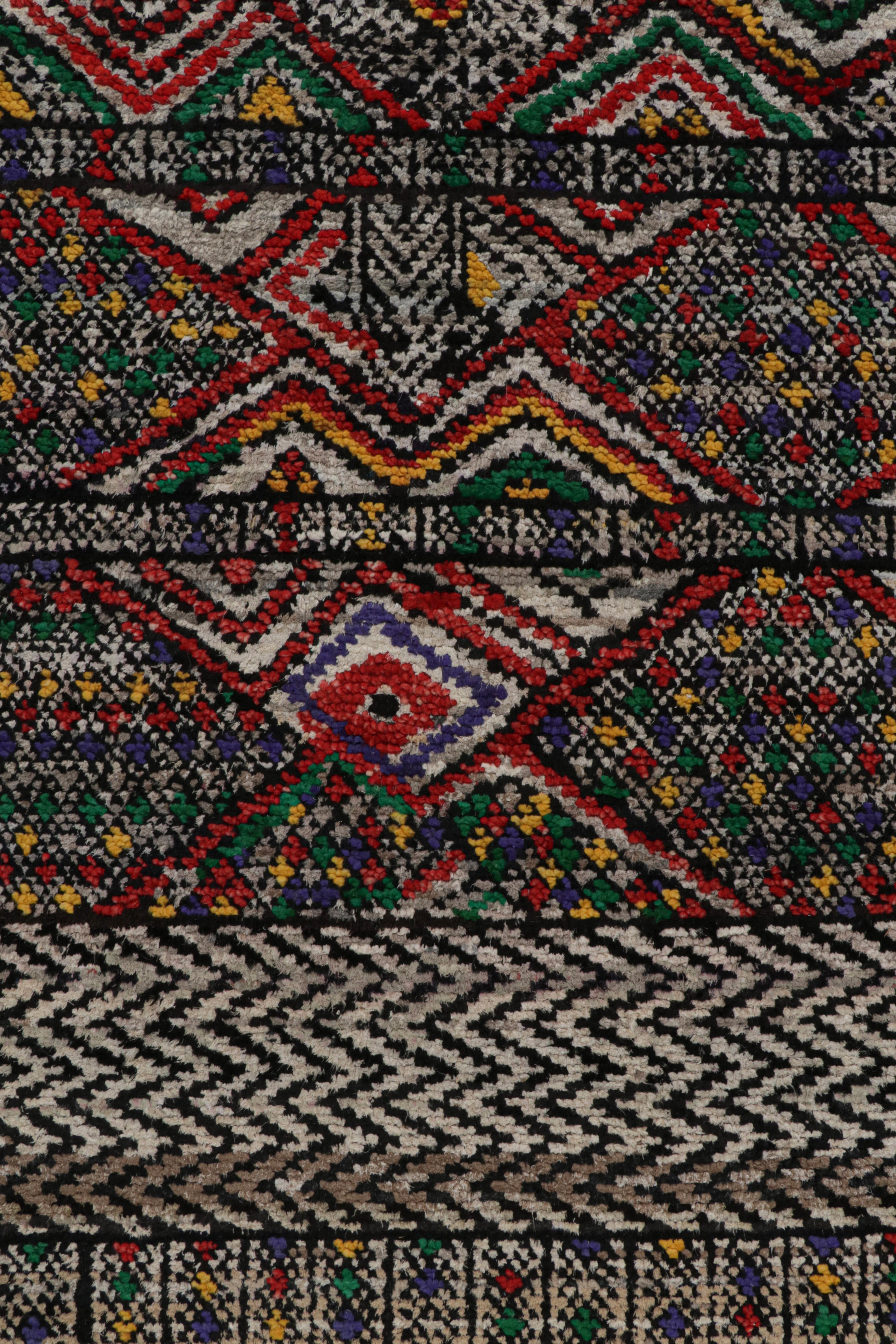 Annodato a mano Rug & Kilim - Tappeto moderno in stile marocchino con motivi policromatici in vendita